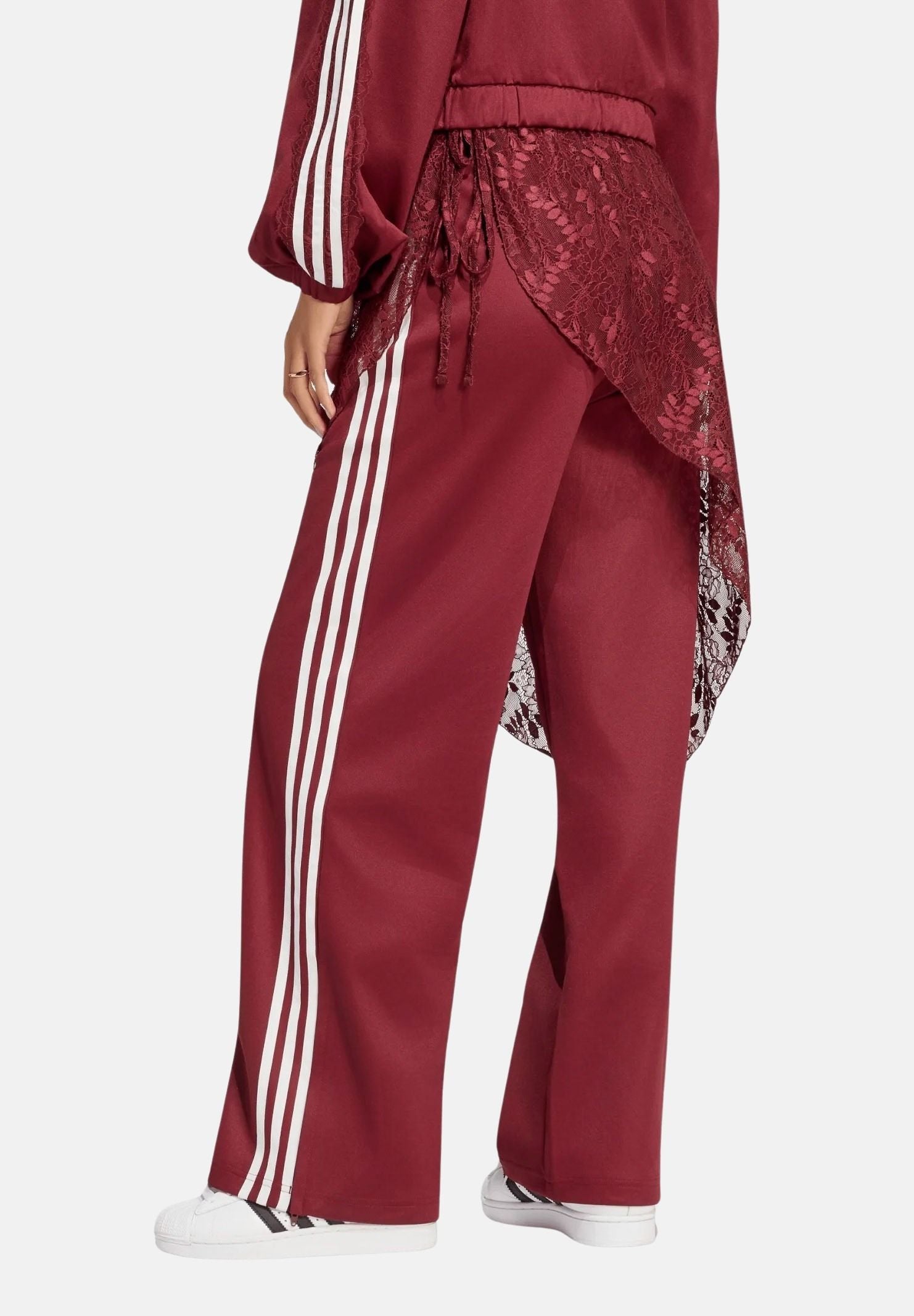 ADIDAS ORIGINALS Pantaloni FIREBIRD 2 IN 1 Shadow Red bordeaux da donna, con gamba ampia, tre strisce e gonna in pizzo removibile. LG4272 . ADIDAS ORIGINALS 