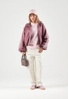 ADIDAS ORIGINALS Felpa con zip ADILENIUM SEASON 6 FAUX SUEDE TRACK TOP Maroon bordeaux scuro da donna in tessuto spacer effetto scamosciato sintetico, con collo alto, zip frontale integrale, tre strisce sulle maniche e logo Trifoglio sul petto. LH1920 . ADIDAS ORIGINALS 