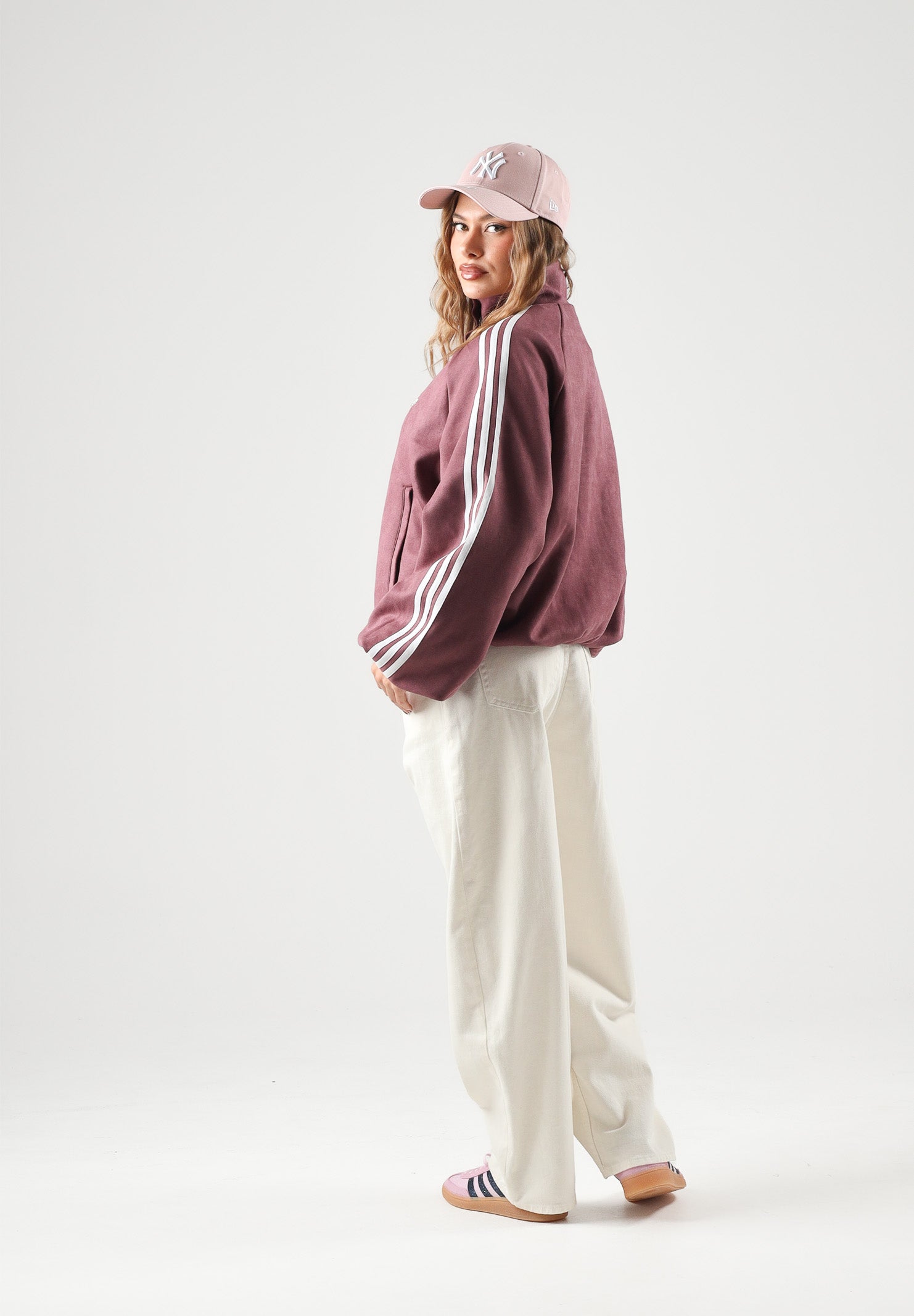 ADIDAS ORIGINALS Felpa con zip ADILENIUM SEASON 6 FAUX SUEDE TRACK TOP Maroon bordeaux scuro da donna in tessuto spacer effetto scamosciato sintetico, con collo alto, zip frontale integrale, tre strisce sulle maniche e logo Trifoglio sul petto. LH1920 . ADIDAS ORIGINALS 