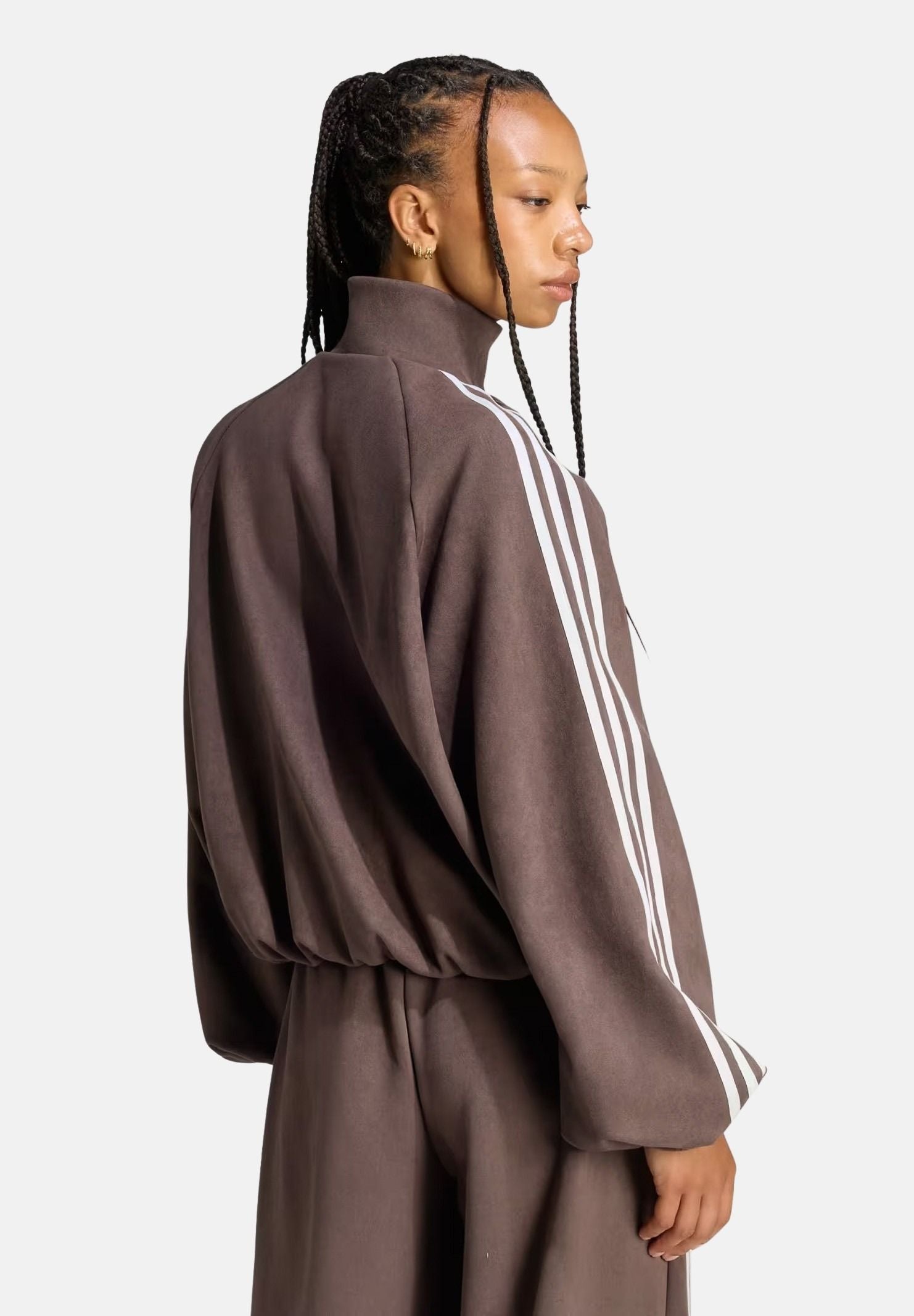 ADIDAS ORIGINALS Felpa con zip ADILENIUM SEASON 6 FAUX SUEDE TRACK TOP Aurora Coffee marrone caffè da donna, in tessuto effetto camoscio sintetico, con collo alto, tre strisce laterali sulle maniche e logo del Trifoglio sul petto. LH1921 . ADIDAS ORIGINALS 