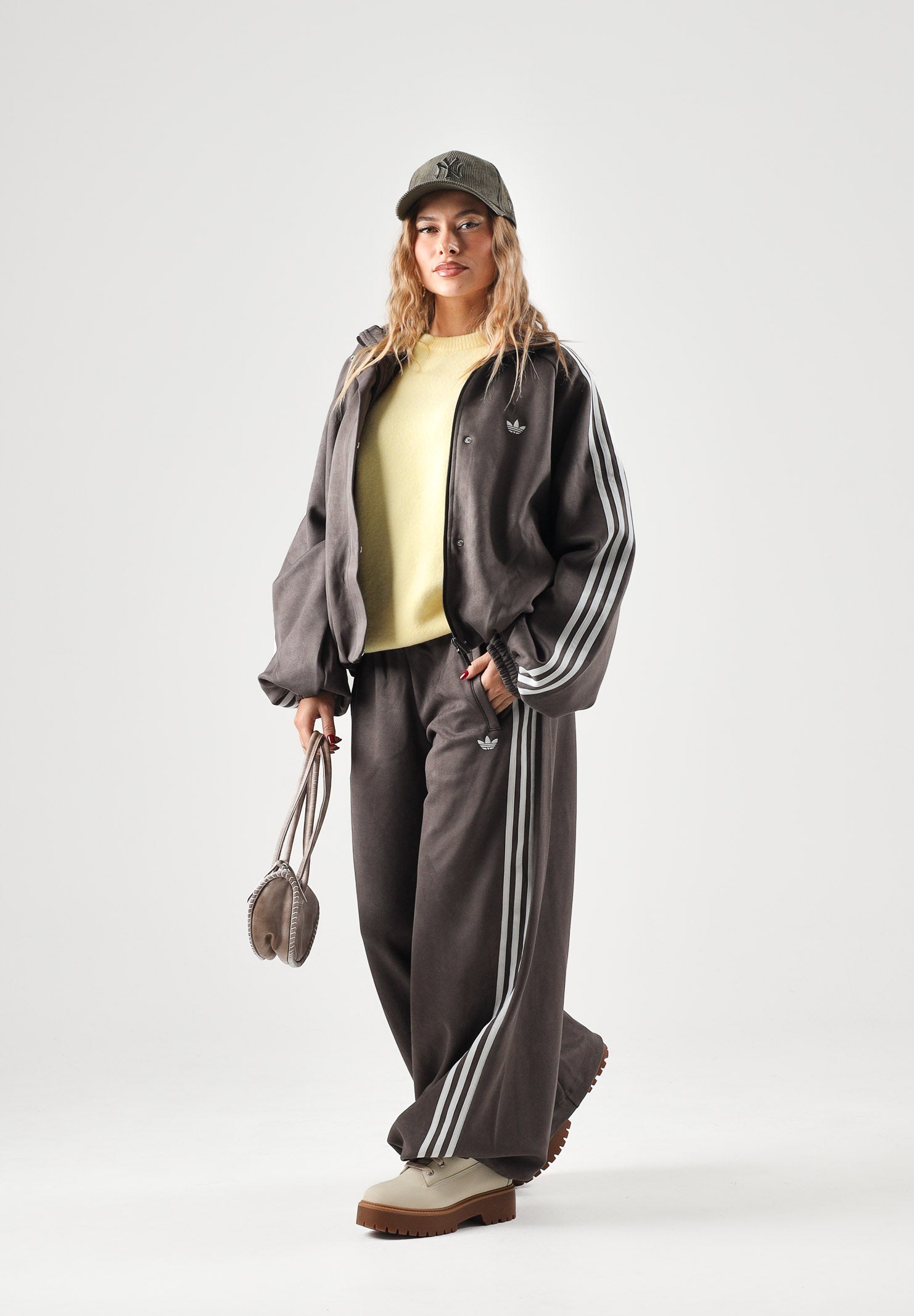 ADIDAS ORIGINALS Felpa con zip ADILENIUM SEASON 6 FAUX SUEDE TRACK TOP Aurora Coffee marrone caffè da donna, in tessuto effetto camoscio sintetico, con collo alto, tre strisce laterali sulle maniche e logo del Trifoglio sul petto. LH1921 . ADIDAS ORIGINALS 
