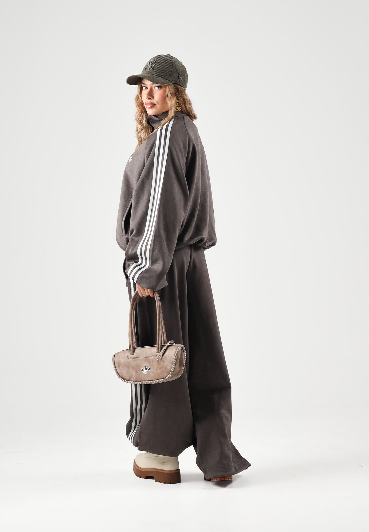 ADIDAS ORIGINALS Felpa con zip ADILENIUM SEASON 6 FAUX SUEDE TRACK TOP Aurora Coffee marrone caffè da donna, in tessuto effetto camoscio sintetico, con collo alto, tre strisce laterali sulle maniche e logo del Trifoglio sul petto. LH1921 . ADIDAS ORIGINALS 