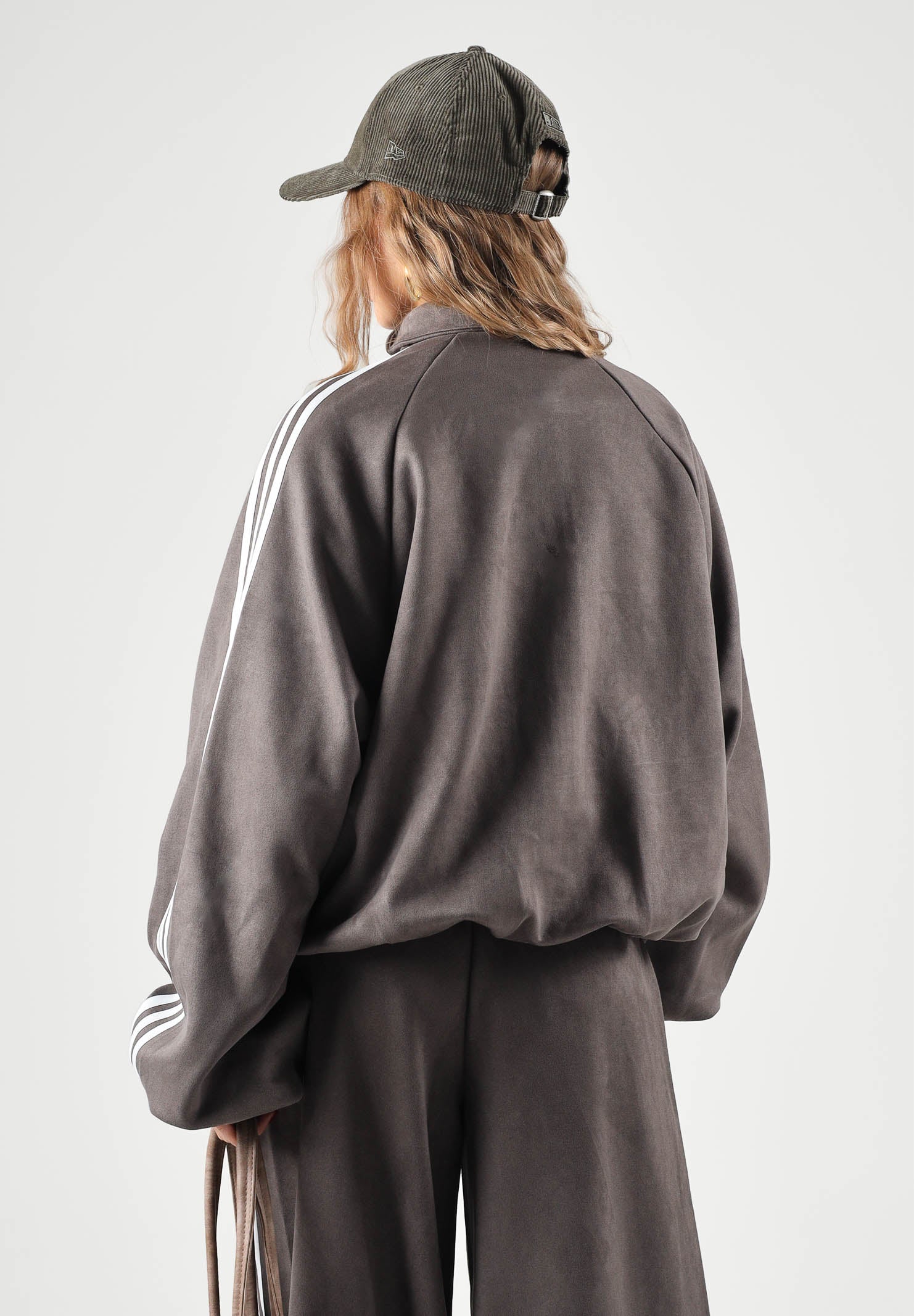 ADIDAS ORIGINALS Felpa con zip ADILENIUM SEASON 6 FAUX SUEDE TRACK TOP Aurora Coffee marrone caffè da donna, in tessuto effetto camoscio sintetico, con collo alto, tre strisce laterali sulle maniche e logo del Trifoglio sul petto. LH1921 . ADIDAS ORIGINALS 