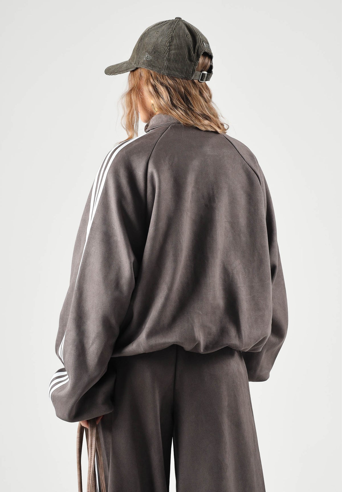 ADIDAS ORIGINALS Felpa con zip ADILENIUM SEASON 6 FAUX SUEDE TRACK TOP Aurora Coffee marrone caffè da donna, in tessuto effetto camoscio sintetico, con collo alto, tre strisce laterali sulle maniche e logo del Trifoglio sul petto. LH1921 . ADIDAS ORIGINALS 