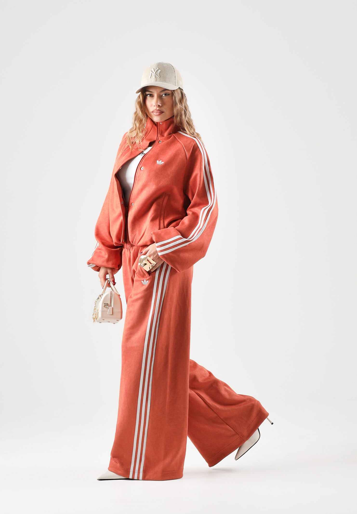 ADIDAS ORIGINALS Felpa con zip ADILENIUM SEASON 6 FAUX SUEDE TRACK TOP Vermillion arancione vermiglio da donna in tessuto spacer effetto scamosciato sintetico, con collo alto, zip frontale integrale, maniche lunghe con tre strisce bianche a contrasto LH1922 . ADIDAS ORIGINALS 
