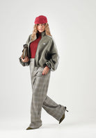 ADIDAS ORIGINALS Felpa con zip ADILENIUM SEASON 6 FAUX SUEDE TRACK TOP Olive Strata verde oliva da donna, in tessuto effetto camoscio sintetico, con collo alto, tre strisce a contrasto sulle maniche e logo del Trifoglio sul petto. LH1923 . ADIDAS ORIGINALS 