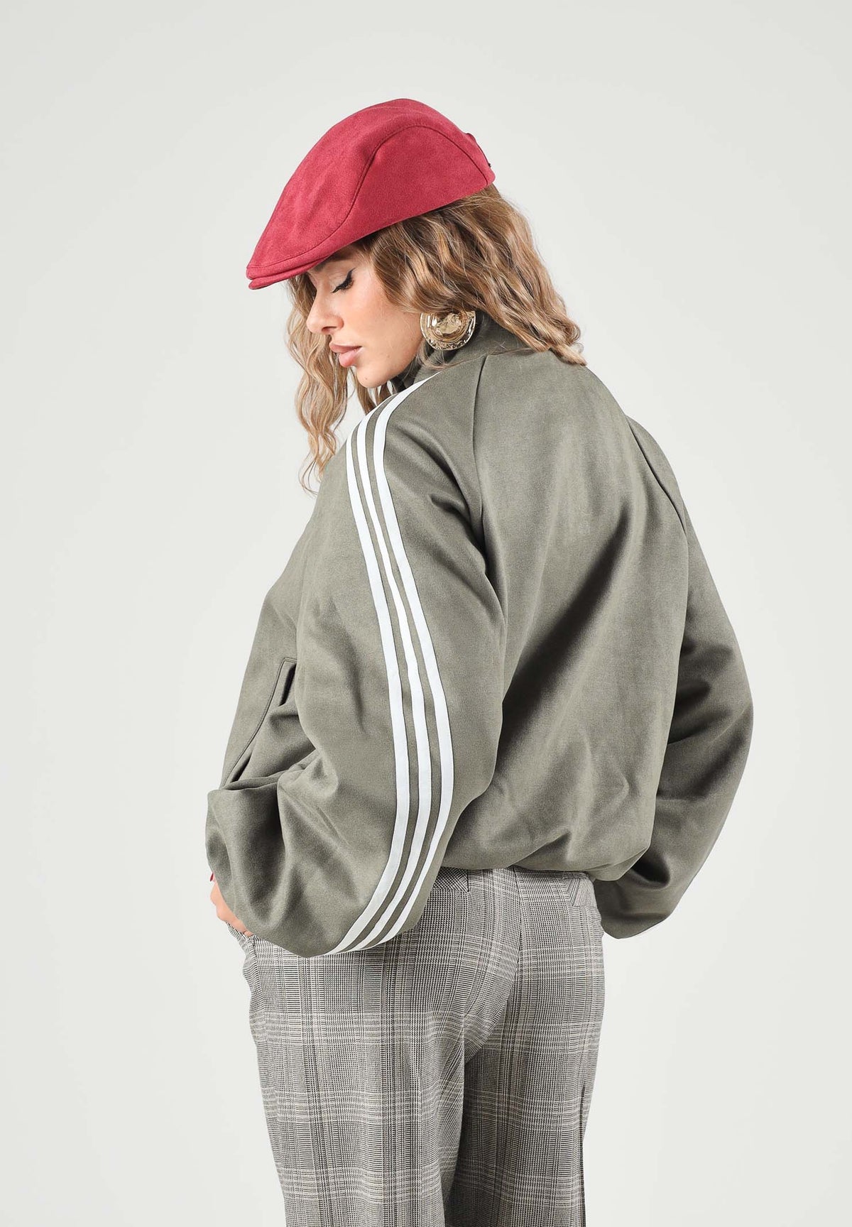 ADIDAS ORIGINALS Felpa con zip ADILENIUM SEASON 6 FAUX SUEDE TRACK TOP Olive Strata verde oliva da donna, in tessuto effetto camoscio sintetico, con collo alto, tre strisce a contrasto sulle maniche e logo del Trifoglio sul petto. LH1923 . ADIDAS ORIGINALS 