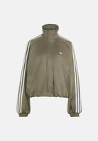 ADIDAS ORIGINALS Felpa con zip ADILENIUM SEASON 6 FAUX SUEDE TRACK TOP Olive Strata verde oliva da donna, in tessuto effetto camoscio sintetico, con collo alto, tre strisce a contrasto sulle maniche e logo del Trifoglio sul petto. LH1923 . ADIDAS ORIGINALS 
