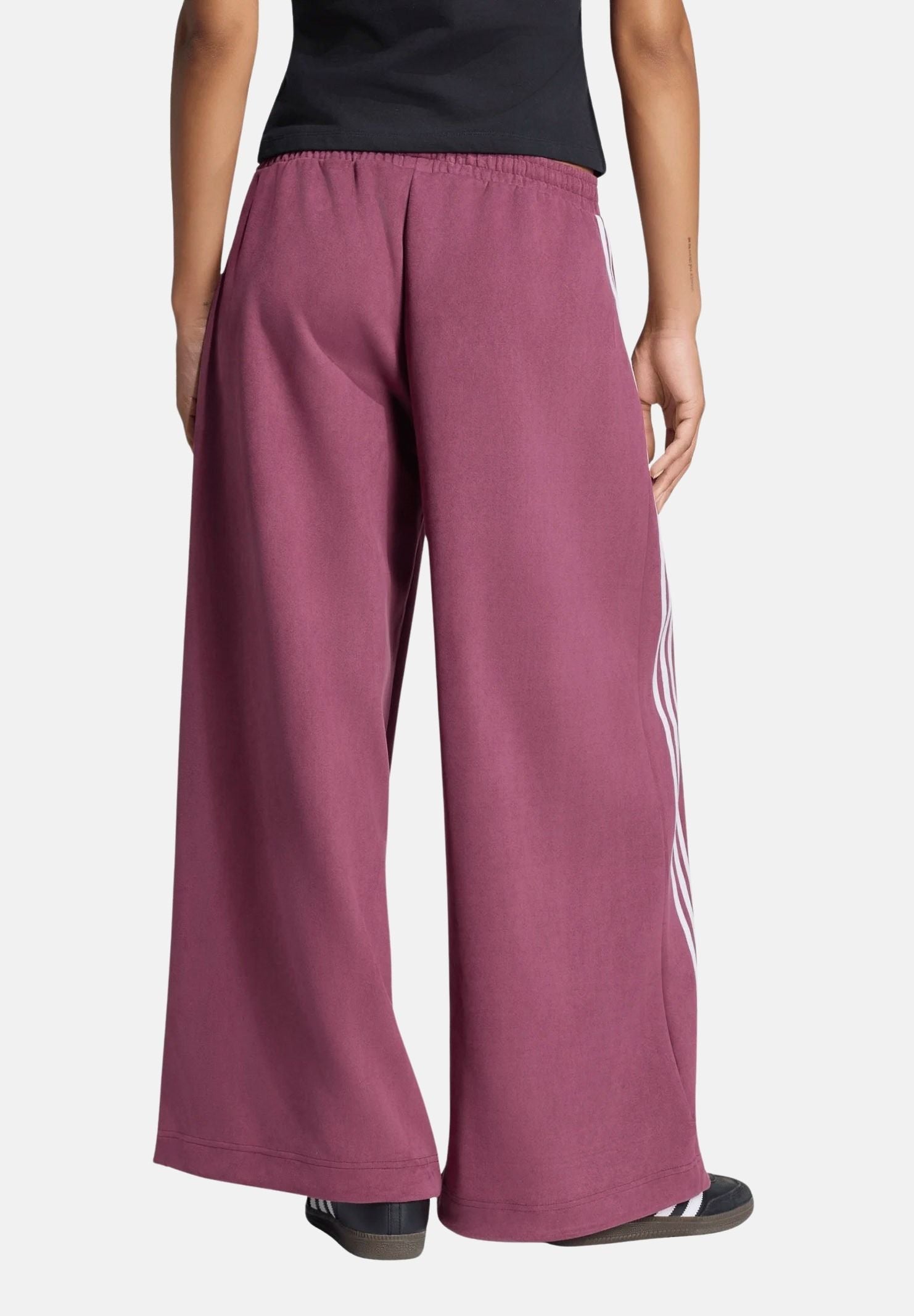 ADIDAS ORIGINALS pantaloni ADILENIUM SEASON 6 FAUX SUEDE Maroon bordeaux da donna, in tessuto effetto suede, con gamba ampia e tre strisce. LH1924 . ADIDAS ORIGINALS 