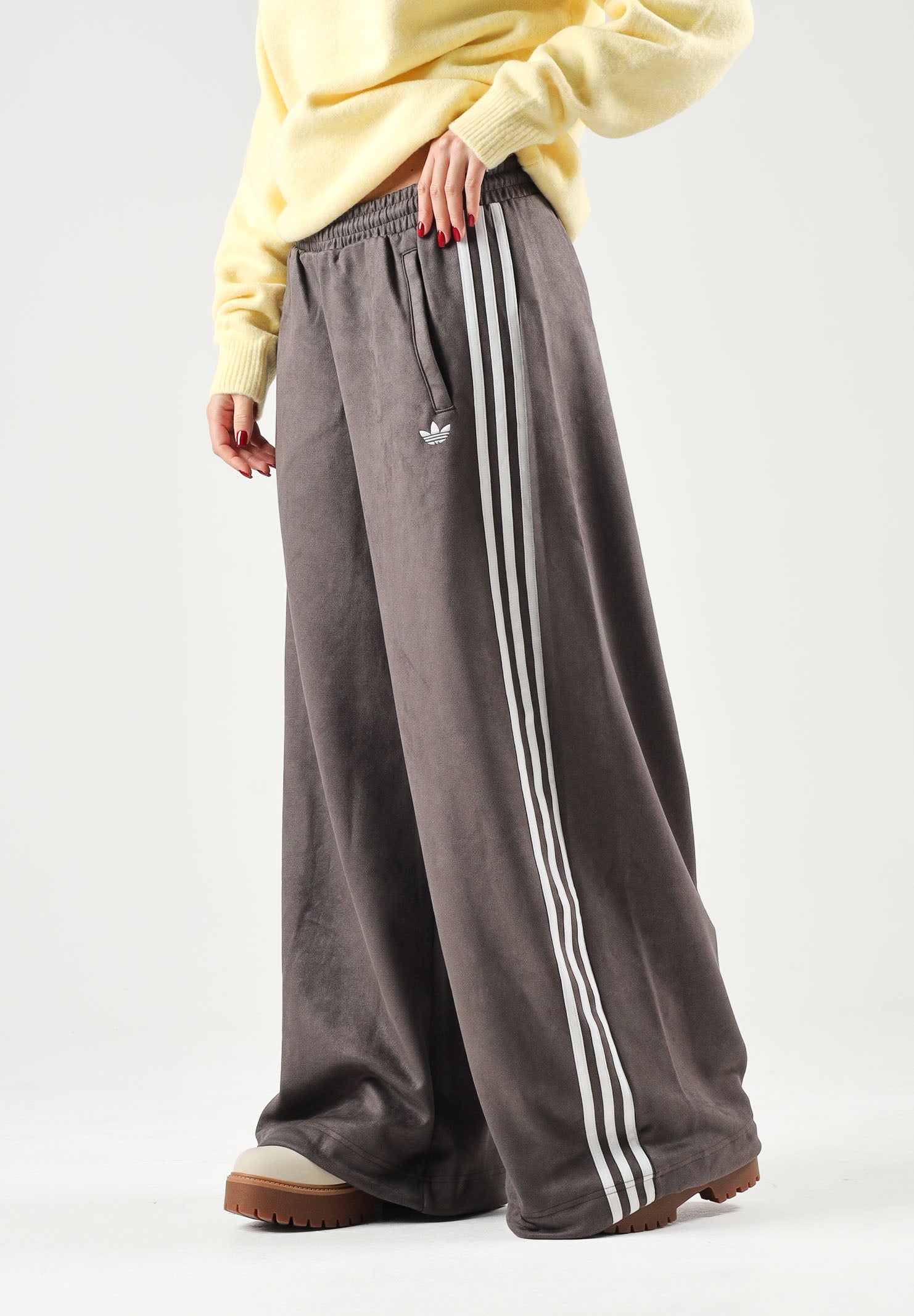 ADIDAS ORIGINALS Pantaloni ADILENIUM SEASON 6 FAUX SUEDE TRACK PANT Aurora Coffee marrone caffè da donna, in tessuto effetto camoscio sintetico, con tre strisce laterali a contrasto e gamba ampia. LH1925 . ADIDAS ORIGINALS 