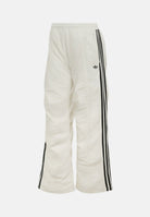 ADIDAS ORIGINALS Pantaloni ADILENIUM SEASON 6 RUFFLED Off White bianco  da donna, con gamba ampia, arricciature e bande laterali nere.<BR/> LH1929 . ADIDAS ORIGINALS 