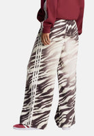 ADIDAS ORIGINALS Pantaloni ADILENIUM SEASON 6 ZEBRA PRINT WIDE LEG DENIM Aurora Coffee marrone caffè e beige da donna con stampa animalier zebrata all-over, tessuto denim in cotone e lyocell, vita alta e gamba ampia.<BR/> LH1954 . ADIDAS ORIGINALS 