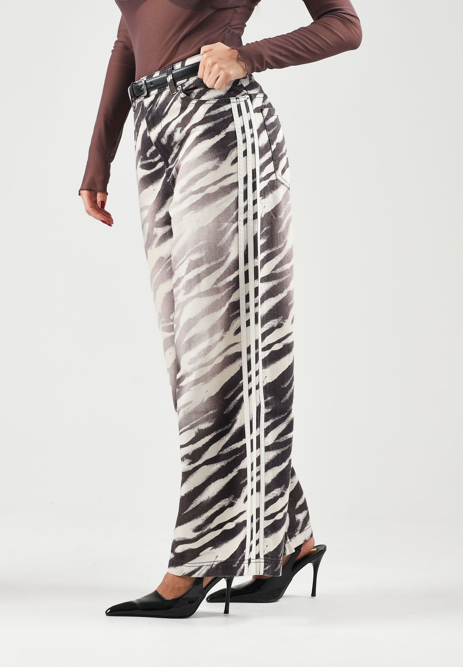 ADIDAS ORIGINALS Jeans ADILENIUM SEASON 6 ZEBRA PRINT WIDE LEG DENIM Aurora Coffee marrone caffè e beige da donna, con stampa animalier zebrata all-over, vita alta, vestibilità loose fit e gamba ampia dal taglio dritto. LH1954 . ADIDAS ORIGINALS 