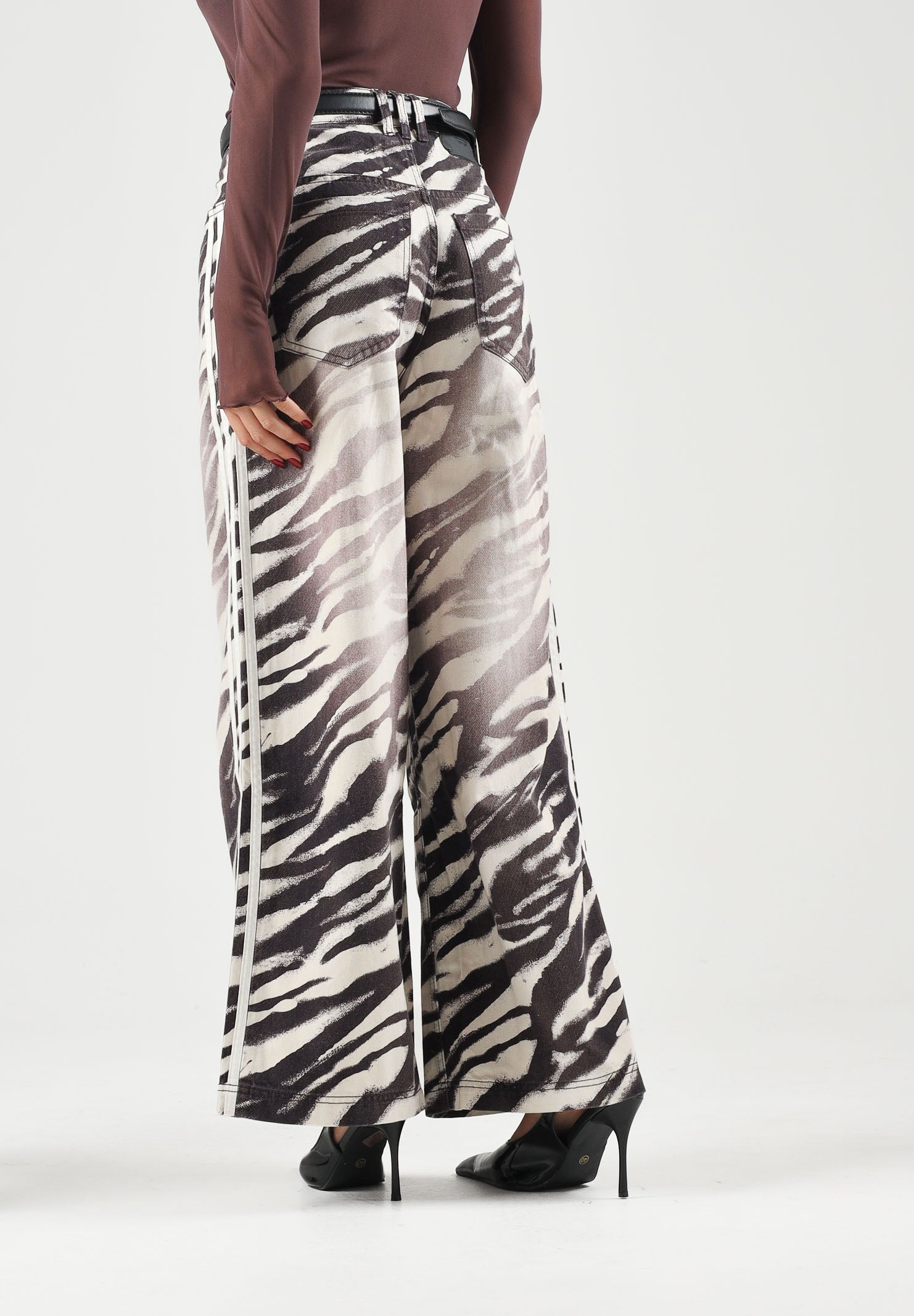 ADIDAS ORIGINALS Jeans ADILENIUM SEASON 6 ZEBRA PRINT WIDE LEG DENIM Aurora Coffee marrone caffè e beige da donna, con stampa animalier zebrata all-over, vita alta, vestibilità loose fit e gamba ampia dal taglio dritto. LH1954 . ADIDAS ORIGINALS 