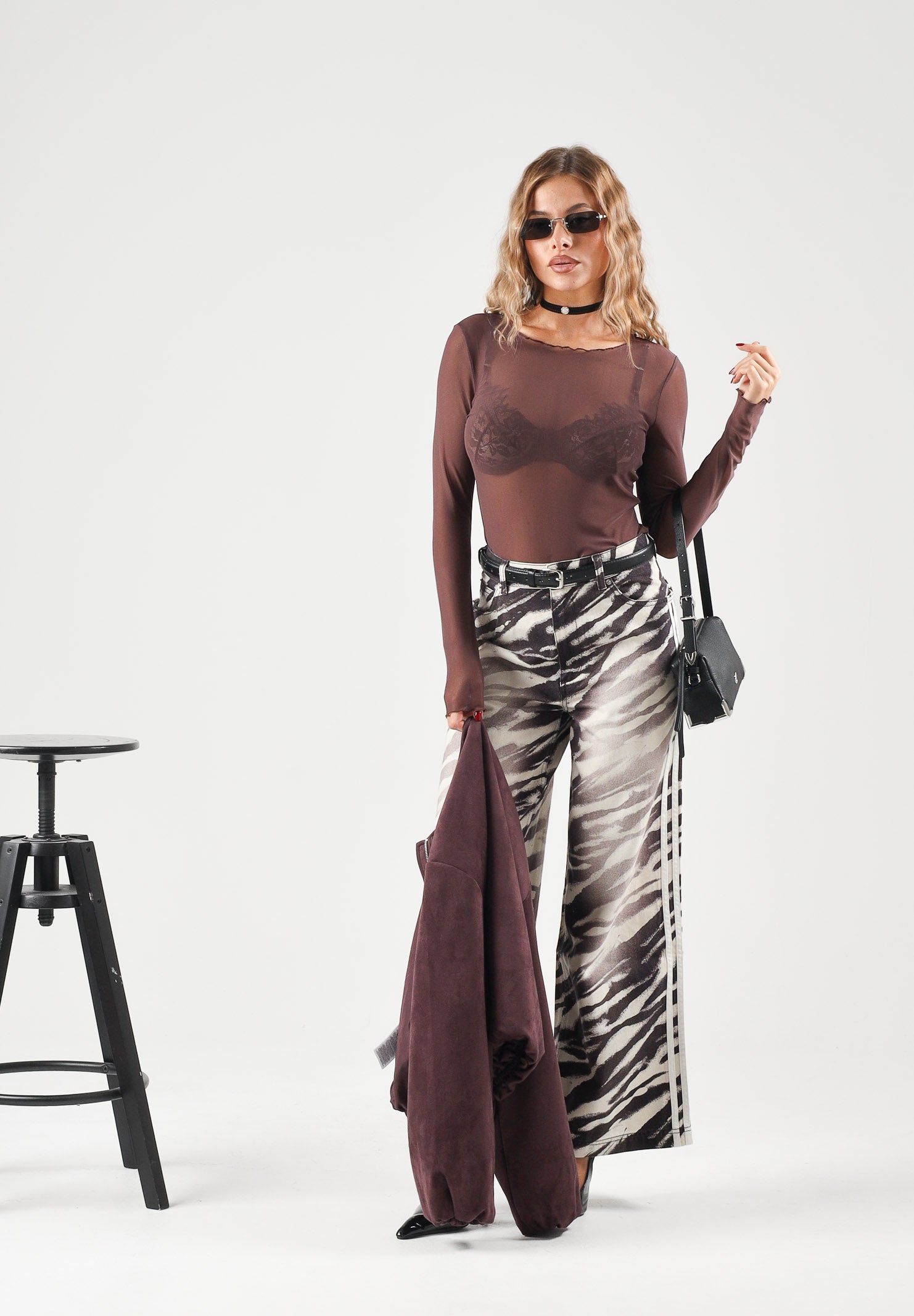 ADIDAS ORIGINALS Jeans ADILENIUM SEASON 6 ZEBRA PRINT WIDE LEG DENIM Aurora Coffee marrone caffè e beige da donna, con stampa animalier zebrata all-over, vita alta, vestibilità loose fit e gamba ampia dal taglio dritto. LH1954 . ADIDAS ORIGINALS 