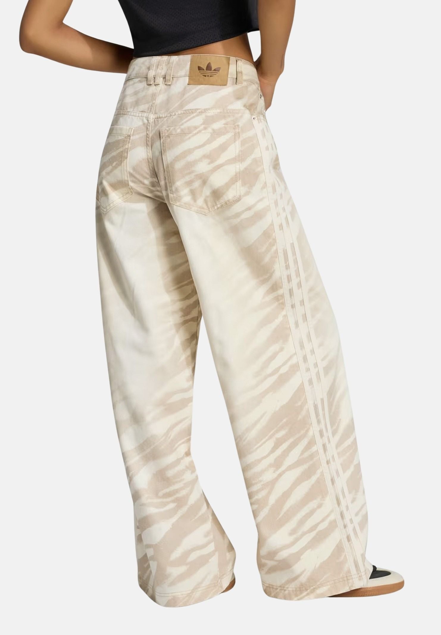 ADIDAS ORIGINALS Jeans ADILENIUM SEASON 6 ZEBRA PRINT WIDE LEG Wonder White bianco avorio da donna, in denim con fantasia zebrata tono su tono, vestibilità loose fit, vita regolare e gamba ampia dal taglio dritto. <BR/> LH1955 . ADIDAS ORIGINALS 