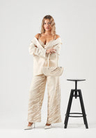 ADIDAS ORIGINALS Jeans ADILENIUM SEASON 6 ZEBRA PRINT WIDE LEG Wonder White bianco avorio da donna, in denim con fantasia zebrata tono su tono, vestibilità loose fit, vita regolare e gamba ampia dal taglio dritto. <BR/> LH1955 . ADIDAS ORIGINALS 
