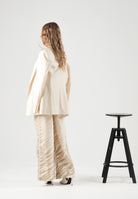 ADIDAS ORIGINALS Jeans ADILENIUM SEASON 6 ZEBRA PRINT WIDE LEG Wonder White bianco avorio da donna, in denim con fantasia zebrata tono su tono, vestibilità loose fit, vita regolare e gamba ampia dal taglio dritto. <BR/> LH1955 . ADIDAS ORIGINALS 