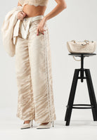 ADIDAS ORIGINALS Jeans ADILENIUM SEASON 6 ZEBRA PRINT WIDE LEG Wonder White bianco avorio da donna, in denim con fantasia zebrata tono su tono, vestibilità loose fit, vita regolare e gamba ampia dal taglio dritto. <BR/> LH1955 . ADIDAS ORIGINALS 