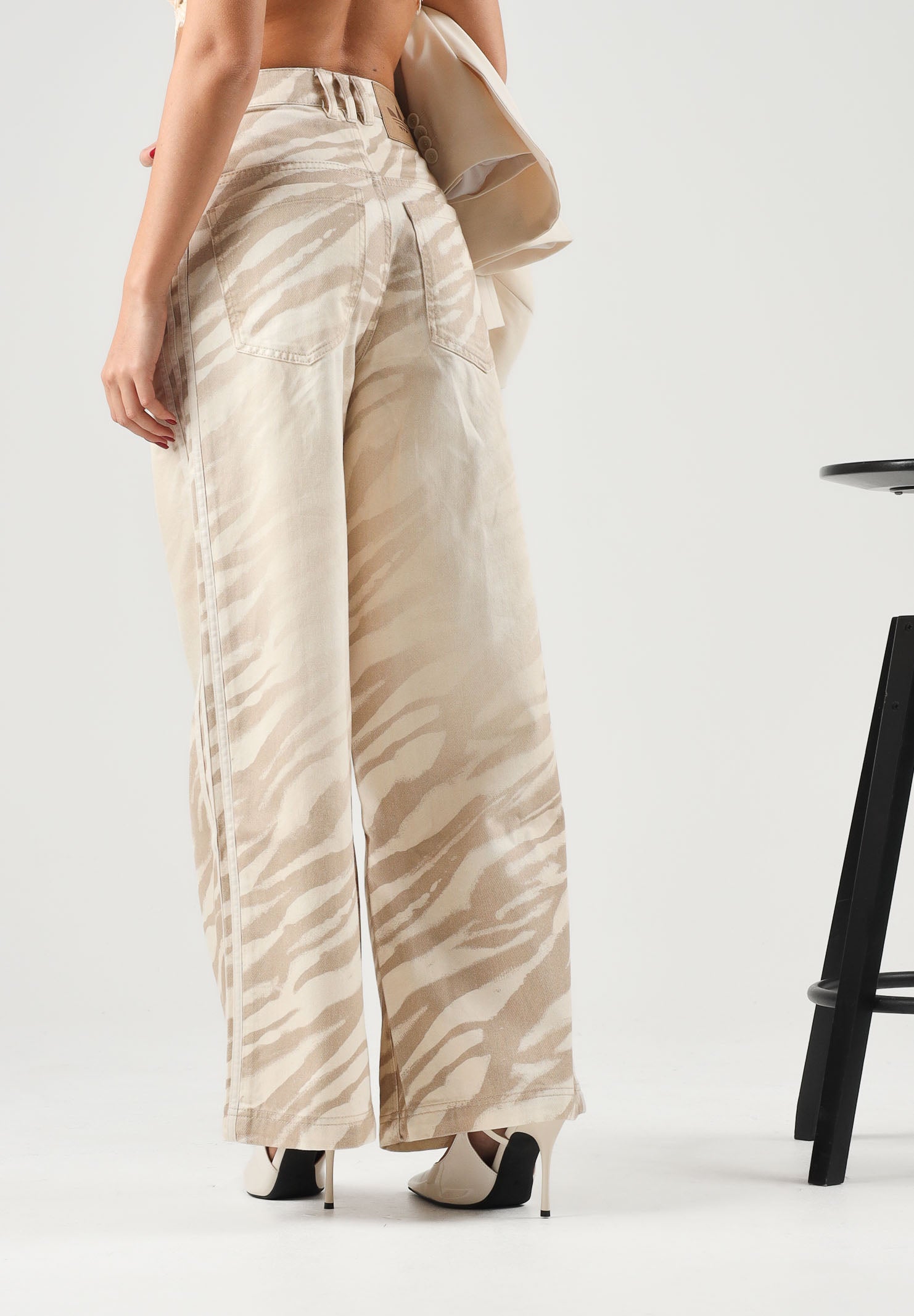 ADIDAS ORIGINALS Jeans ADILENIUM SEASON 6 ZEBRA PRINT WIDE LEG Wonder White bianco avorio da donna, in denim con fantasia zebrata tono su tono, vestibilità loose fit, vita regolare e gamba ampia dal taglio dritto. <BR/> LH1955 . ADIDAS ORIGINALS 