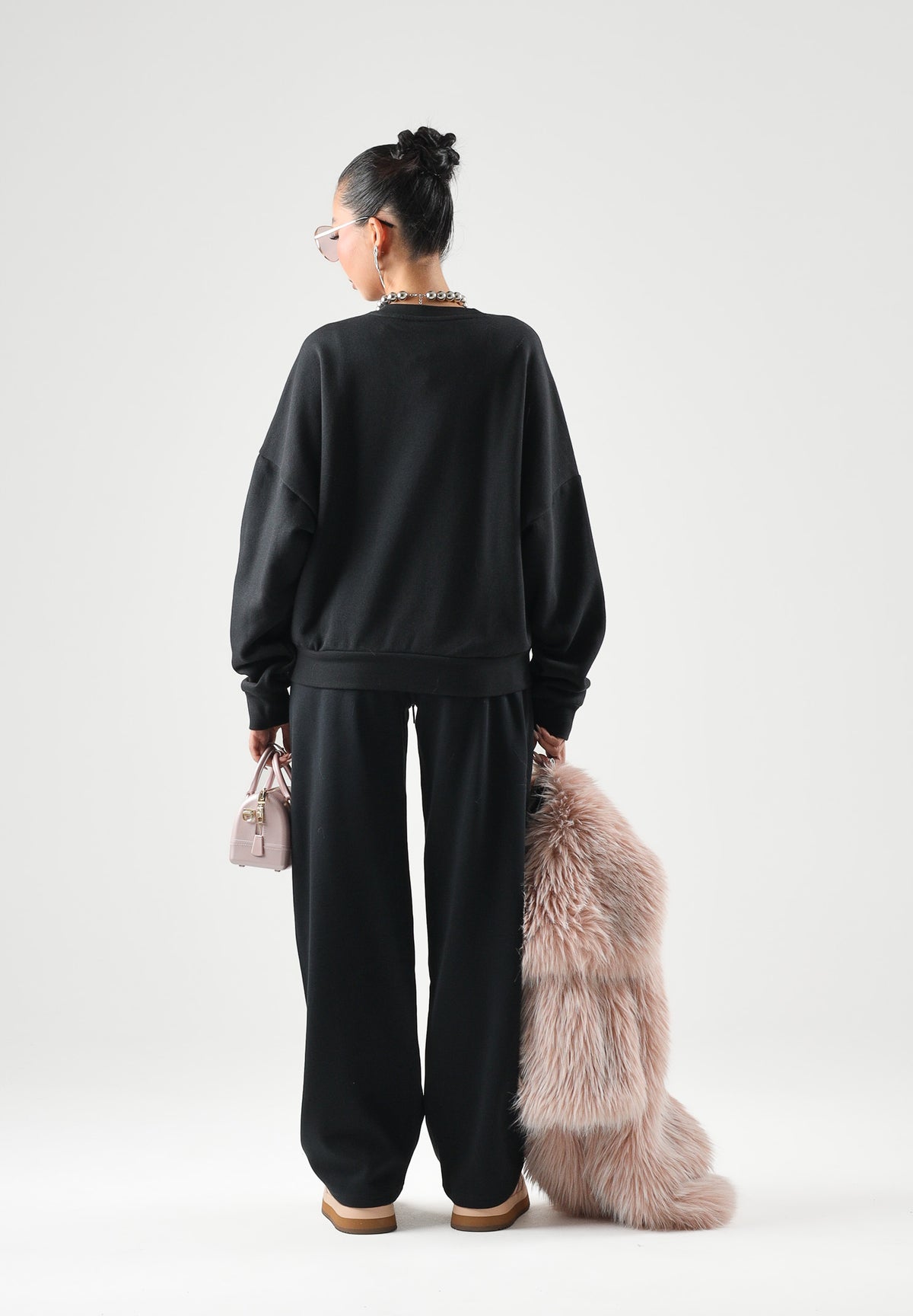 ADIDAS PERFORMANCE Felpa ESSENTIALS SMALL LOGO FEELCOZY Black / White nera da donna in misto cotone e poliestere riciclato con interno felpato garzato, girocollo classico, maniche lunghe, linea ampia e rilassata, polsini e fondo a costine e piccolo l JC5932 . ADIDAS PERFORMANCE 