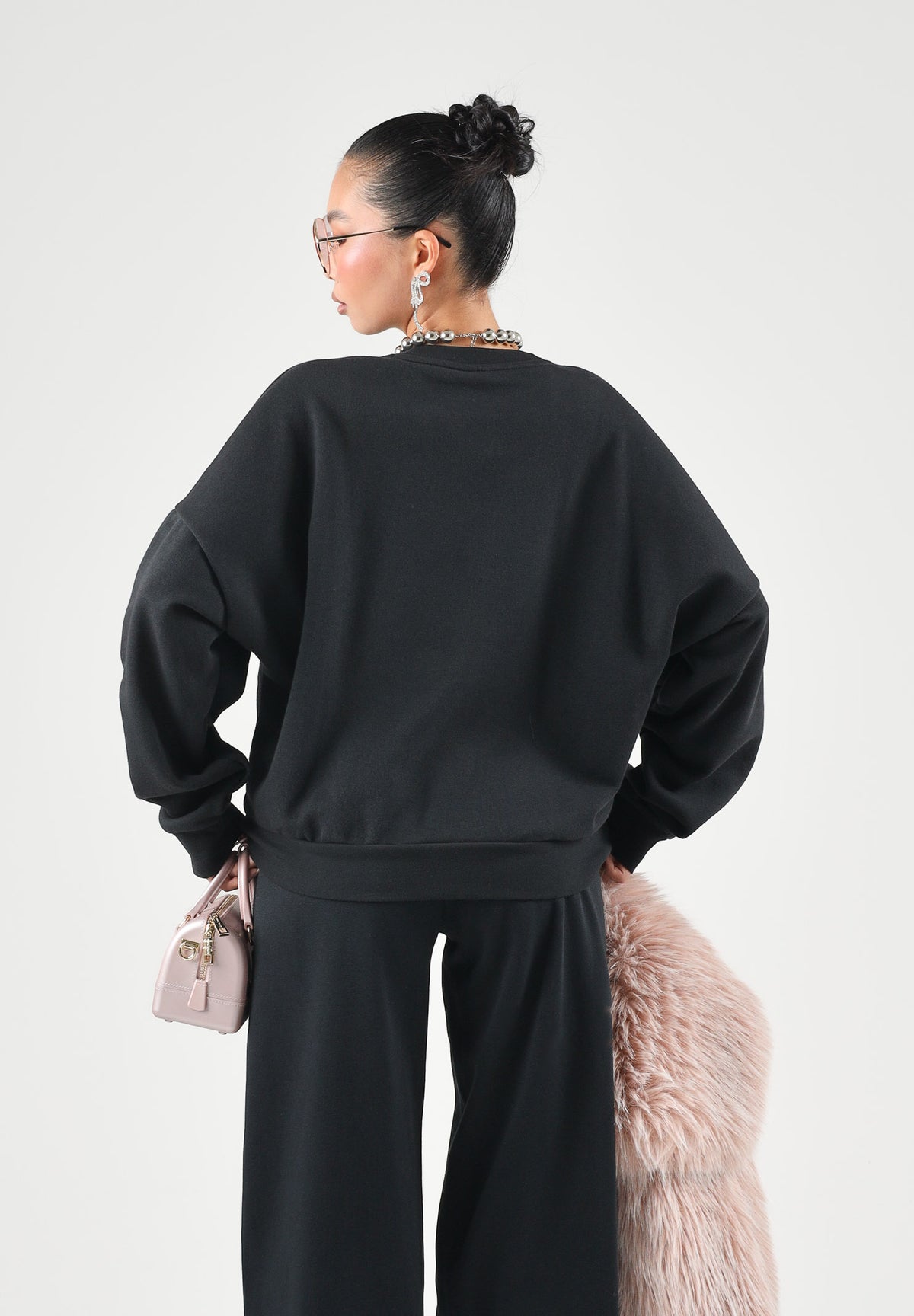 ADIDAS PERFORMANCE Felpa ESSENTIALS SMALL LOGO FEELCOZY Black / White nera da donna in misto cotone e poliestere riciclato con interno felpato garzato, girocollo classico, maniche lunghe, linea ampia e rilassata, polsini e fondo a costine e piccolo l JC5932 . ADIDAS PERFORMANCE 