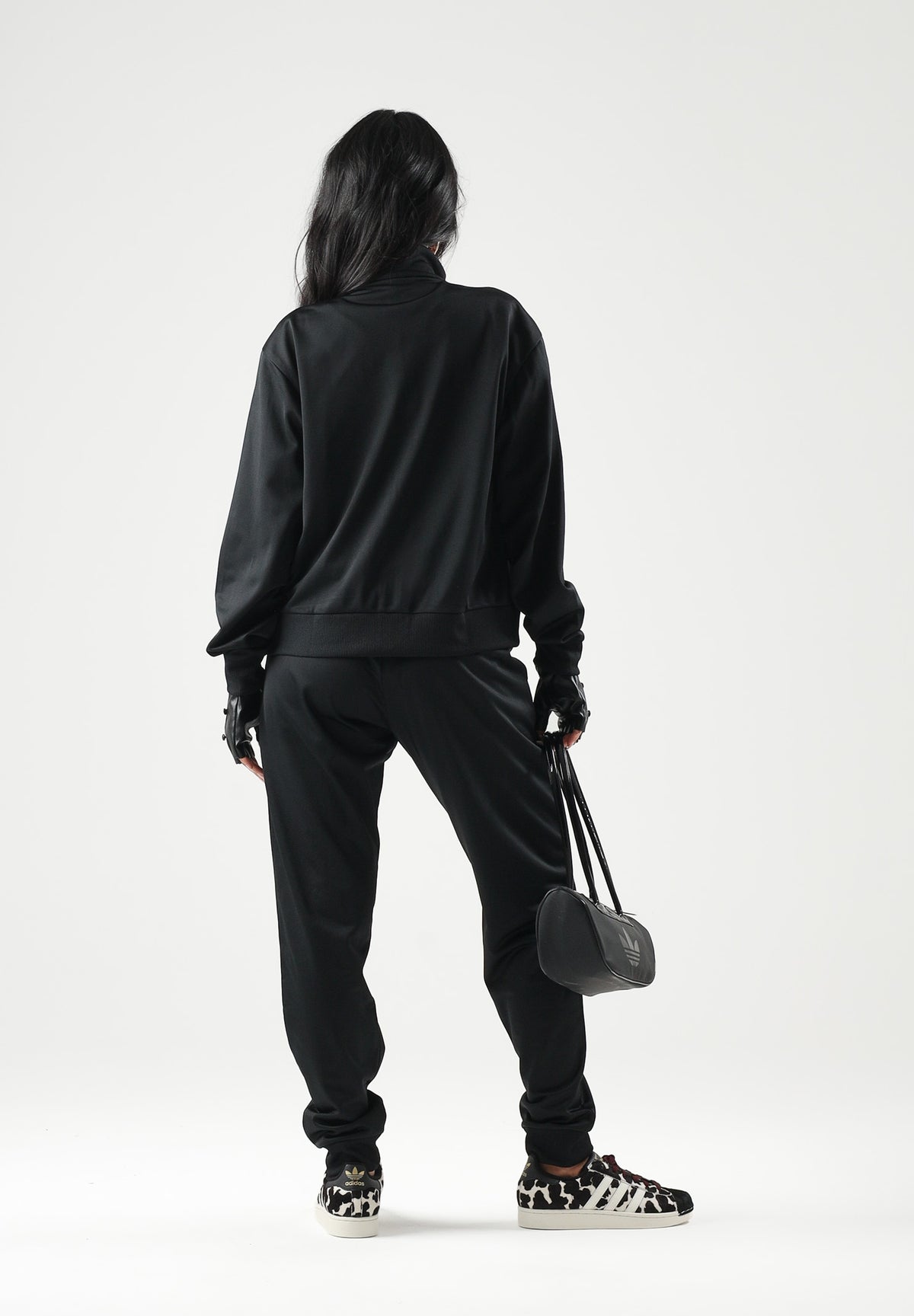 ADIDAS PERFORMANCE Tuta sportiva Essentials Feel Cozy nera da donna con finitura lucida acetata JD4475 . ADIDAS PERFORMANCE 