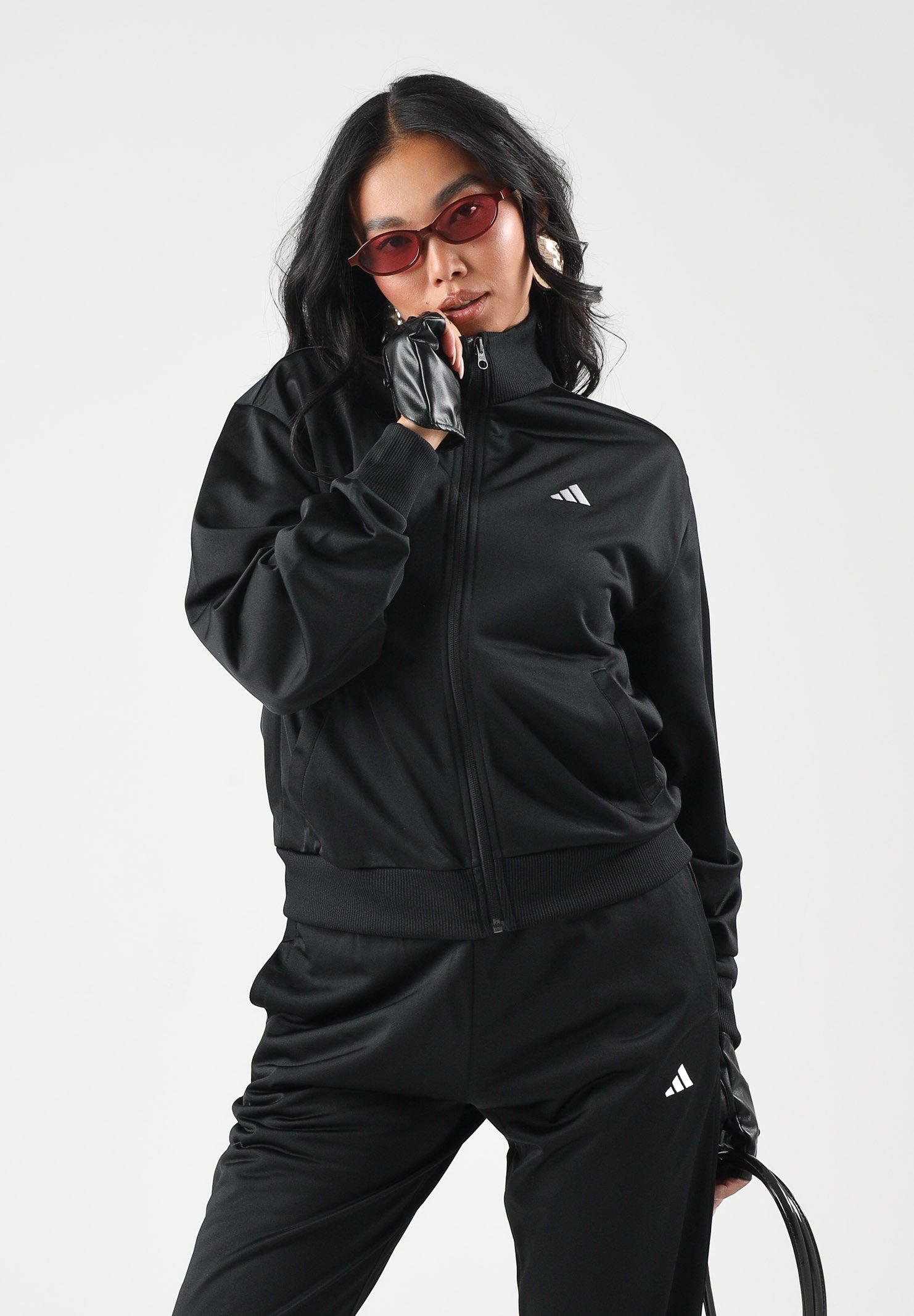 ADIDAS PERFORMANCE Tuta sportiva Essentials Feel Cozy nera da donna con finitura lucida acetata JD4475 . ADIDAS PERFORMANCE 