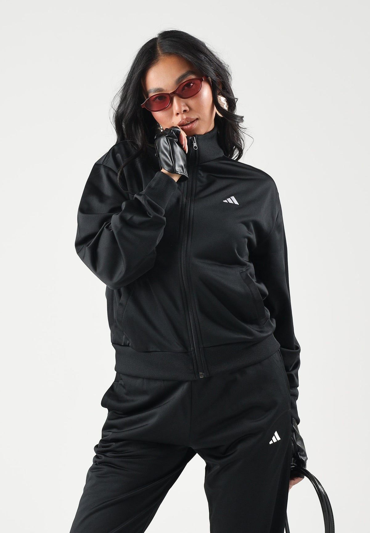 ADIDAS PERFORMANCE Tuta sportiva Essentials Feel Cozy nera da donna con finitura lucida acetata JD4475 . ADIDAS PERFORMANCE 
