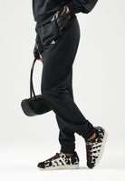 ADIDAS PERFORMANCE Tuta sportiva Essentials Feel Cozy nera da donna con finitura lucida acetata JD4475 . ADIDAS PERFORMANCE 