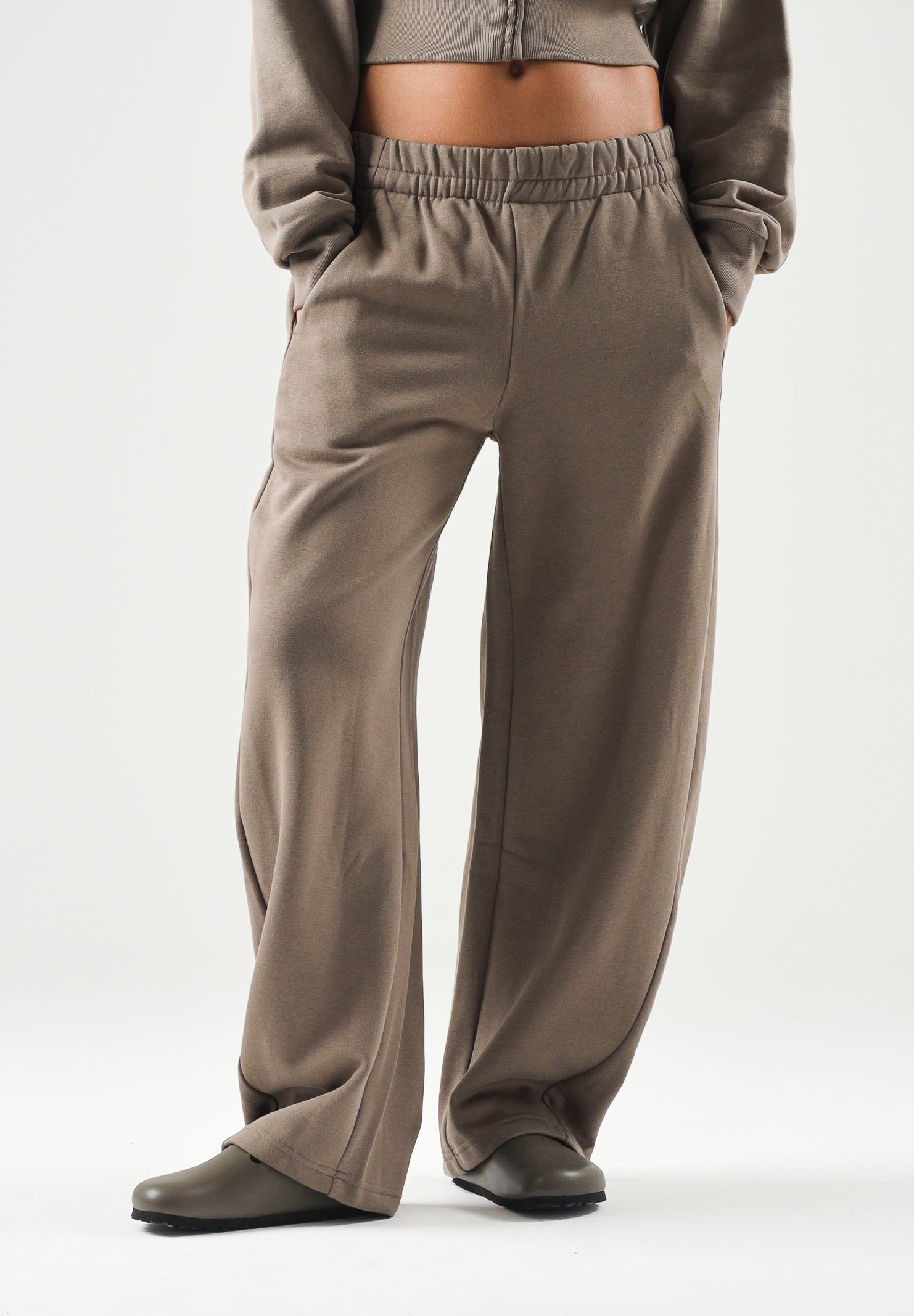 ADIDAS PERFORMANCE Pantaloni ESSENTIALS CONTEMPORARY in colorazione tortora da donna KF6249 . ADIDAS PERFORMANCE 