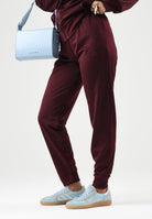 ADIDAS PERFORMANCE Tuta sportiva ESSENTIALS FEEL COZY Maroon bordeaux da  donna. KQ7582 . ADIDAS PERFORMANCE 