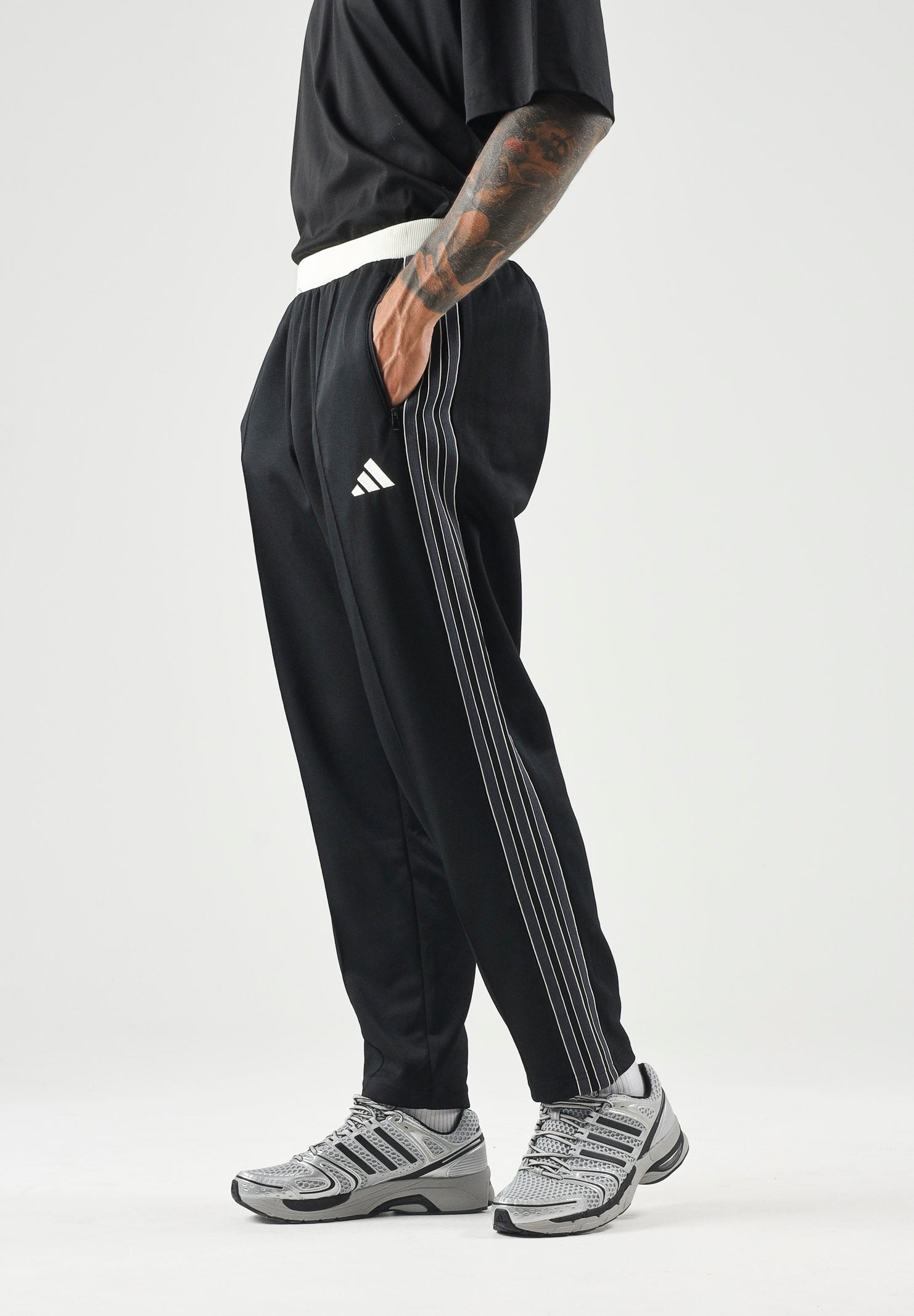 ADIDAS PERFORMANCE Pantaloni sportivi Stadium Regular Fit Piqué Track Pants Black nero con dettagli grigi e avorio uomo. KV5918 . ADIDAS PERFORMANCE 