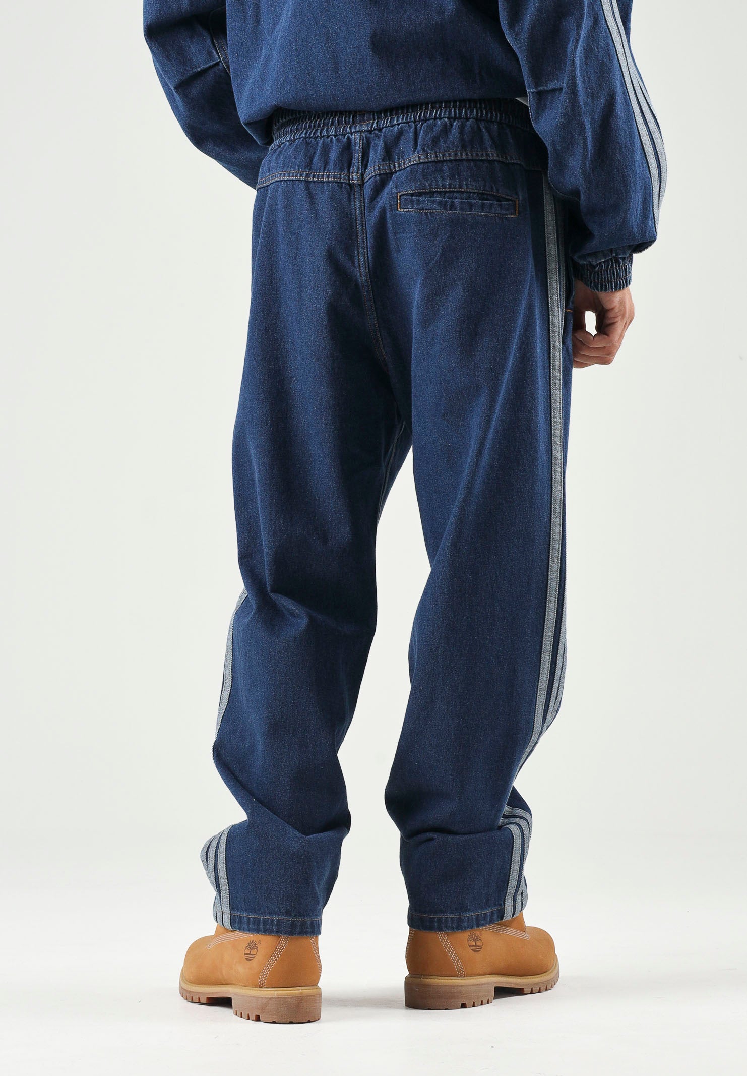 ADIDAS PERFORMANCE Jeans indigo blu da uomo con iconiche 3-Stripes laterali a contrasto. KV8348 . ADIDAS PERFORMANCE 