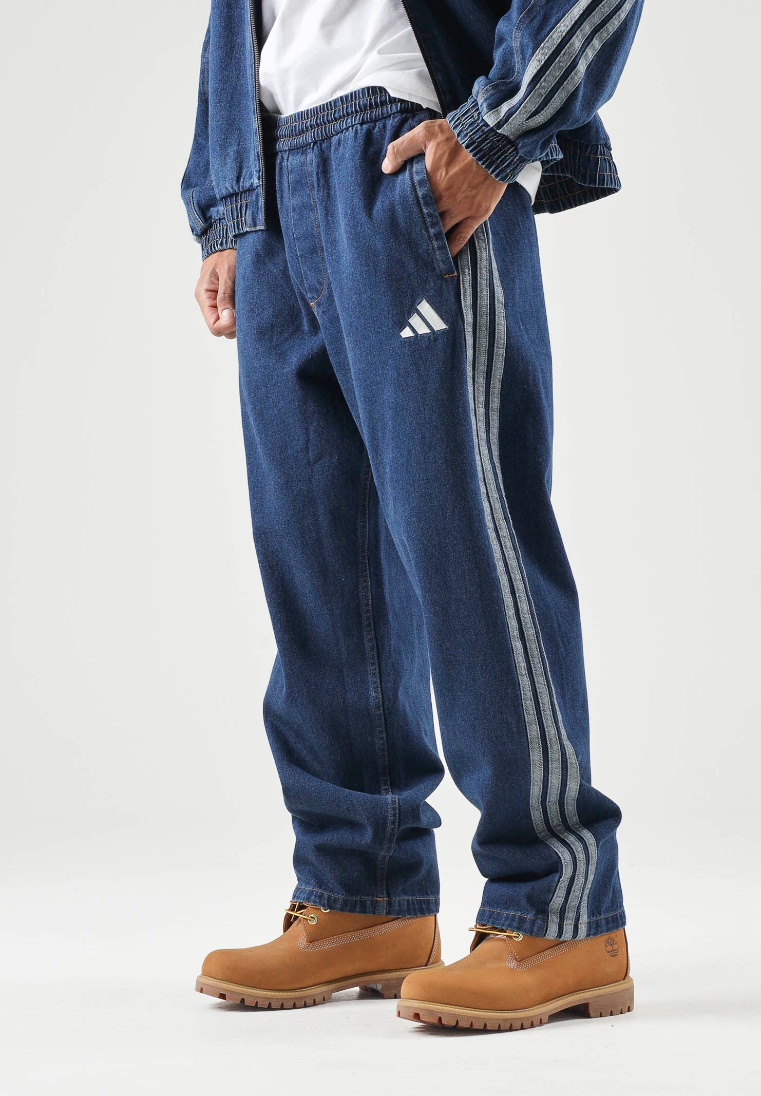 ADIDAS PERFORMANCE Jeans indigo blu da uomo con iconiche 3-Stripes laterali a contrasto. KV8348 . ADIDAS PERFORMANCE 