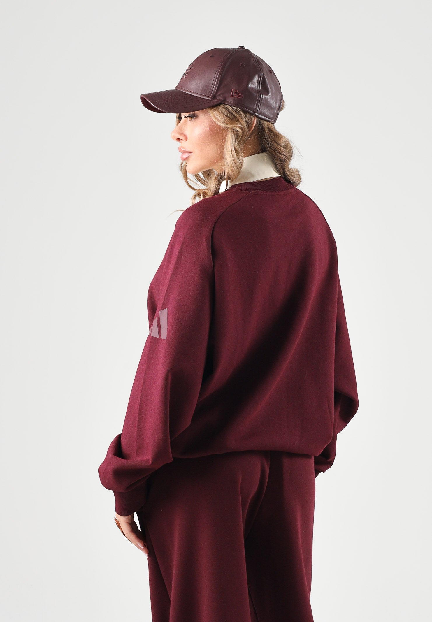 ADIDAS PERFORMANCE Felpa girocollo ESSENTIALS FLEECE SWEATSHIRT maroon bordeaux da donna. KW0922 . ADIDAS PERFORMANCE 