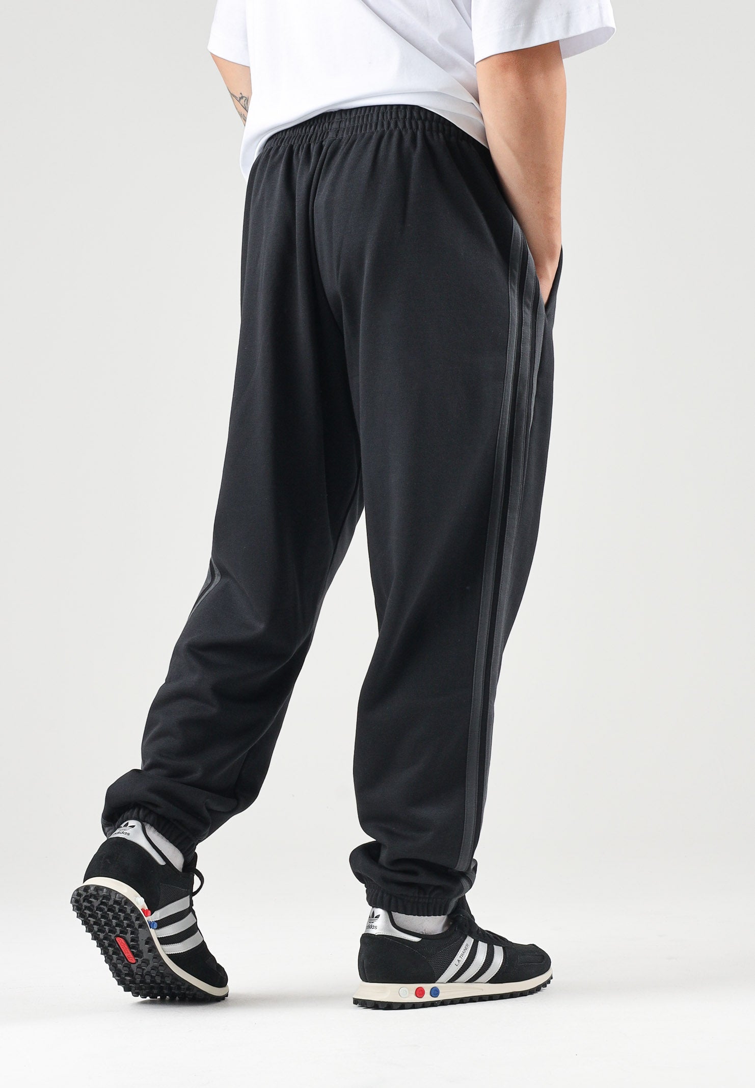ADIDAS PERFORMANCE pantaloni sportivi Essentials 3-Stripes Fleece Tapered Cuffed Pants Black/Carbon nero da uomo. KY4124 . ADIDAS PERFORMANCE 