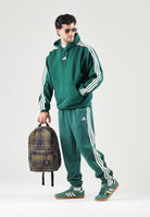ADIDAS PERFORMANCE Pantaloni ESSENTIALS 3 verdi per uomo con tre strisce laterali e fondo elasticizzato KY4129 . ADIDAS PERFORMANCE 