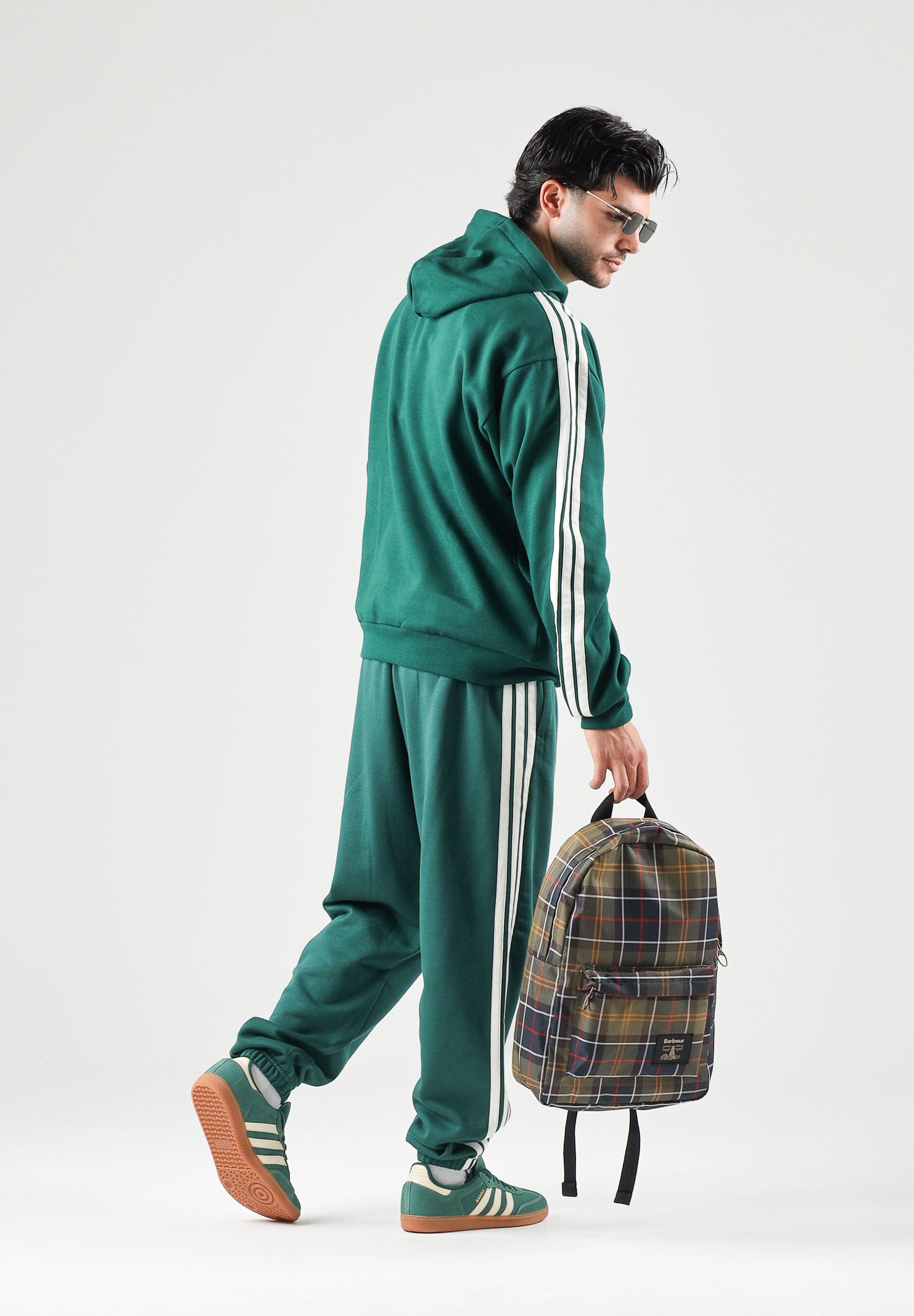 ADIDAS PERFORMANCE Pantaloni ESSENTIALS 3 verdi per uomo con tre strisce laterali e fondo elasticizzato KY4129 . ADIDAS PERFORMANCE 