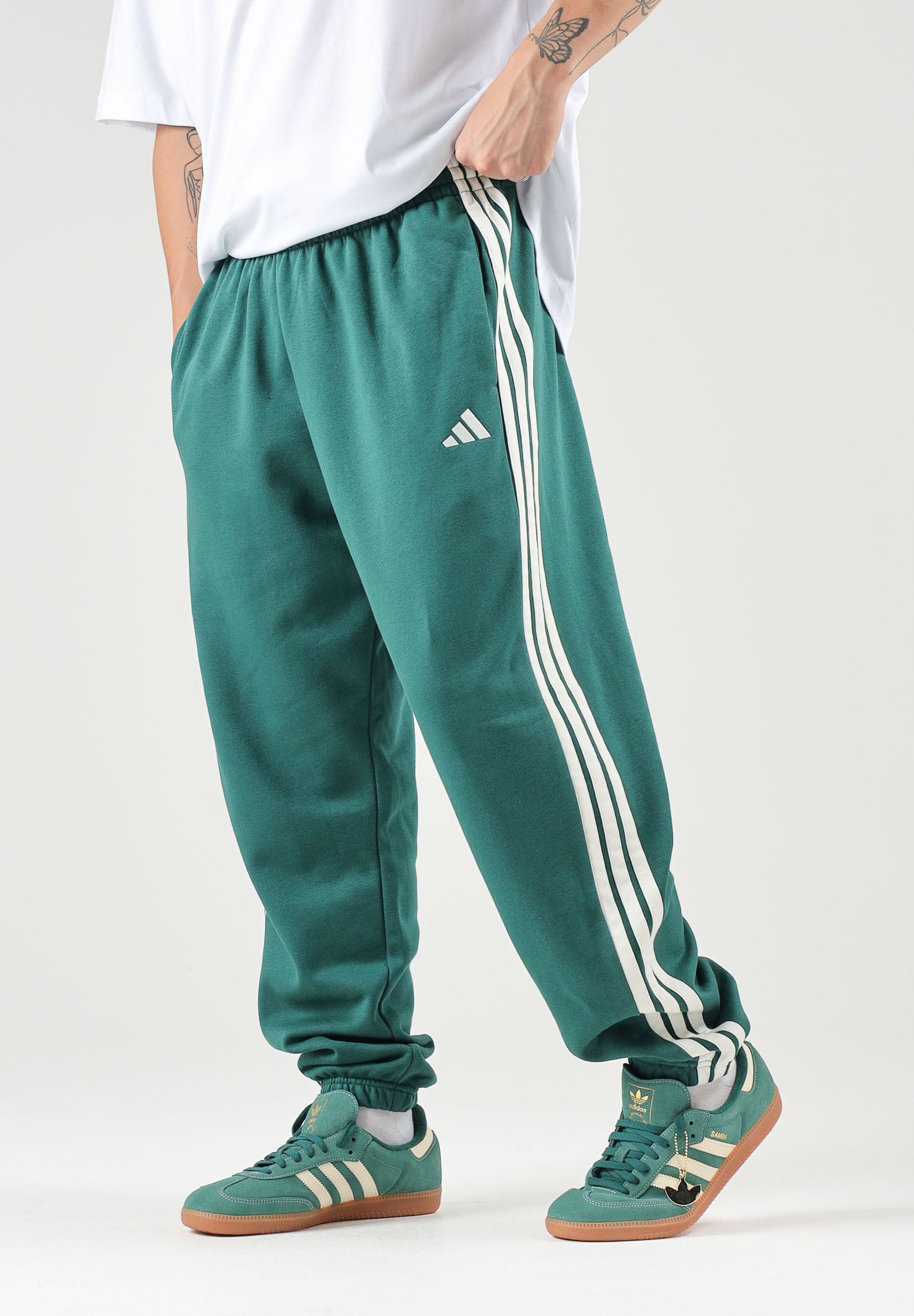 ADIDAS PERFORMANCE Pantaloni ESSENTIALS 3 verdi per uomo con tre strisce laterali e fondo elasticizzato KY4129 . ADIDAS PERFORMANCE 
