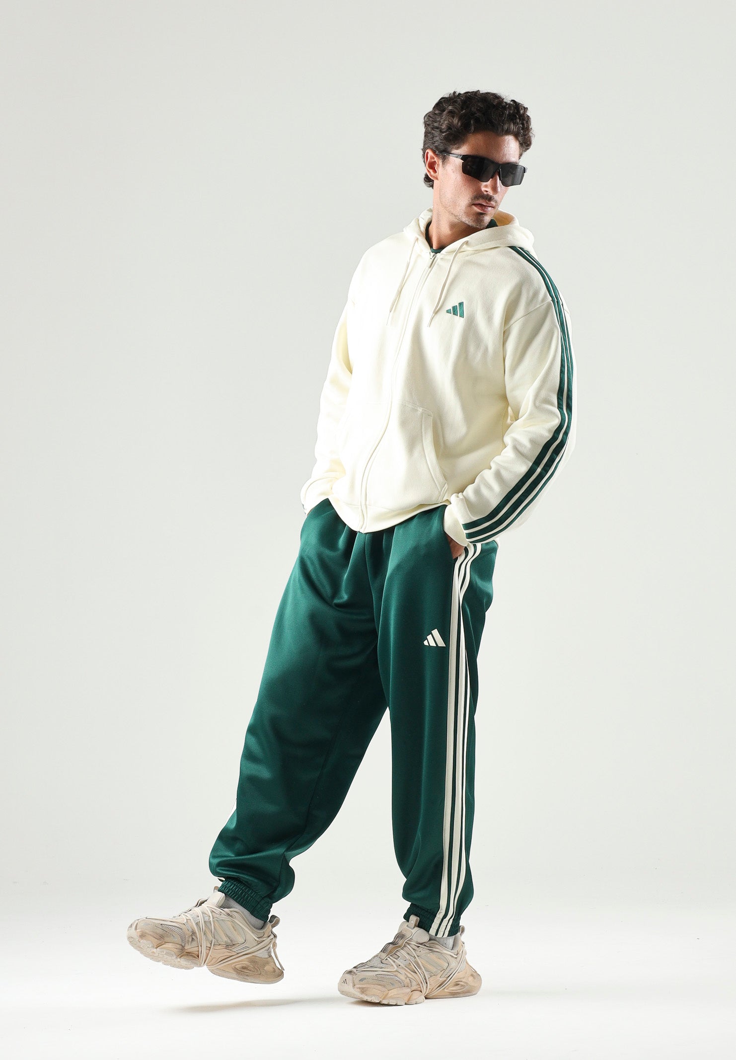 ADIDAS PERFORMANCA  felpa con cappuccio e zip Essentials 3-Stripes Fleece Full-Zip HoodieIvory/Collegiate Green avorio e verde da uomo. KY4149 . ADIDAS PERFORMANCE 