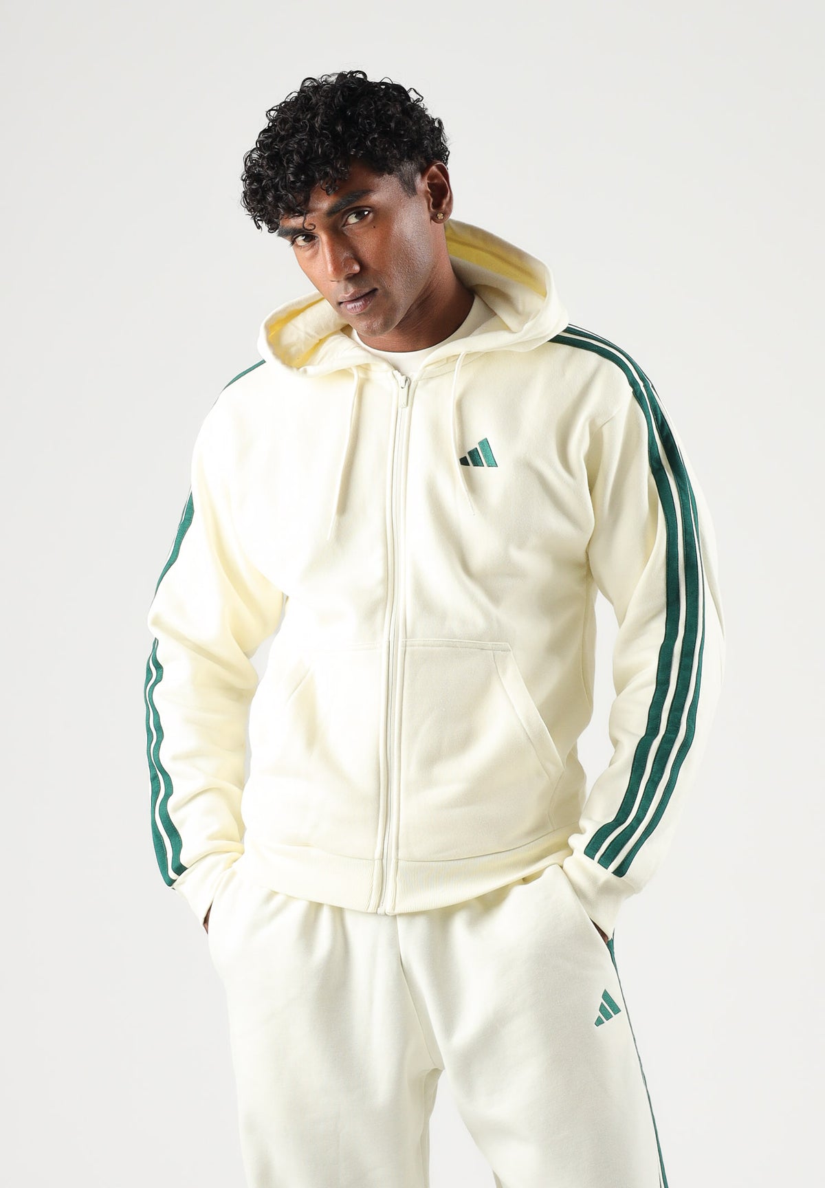 ADIDAS PERFORMANCA  Felpa con zip Essentials 3-Stripes Fleece  avorio e verde da uomo. KY4149 . ADIDAS PERFORMANCE 