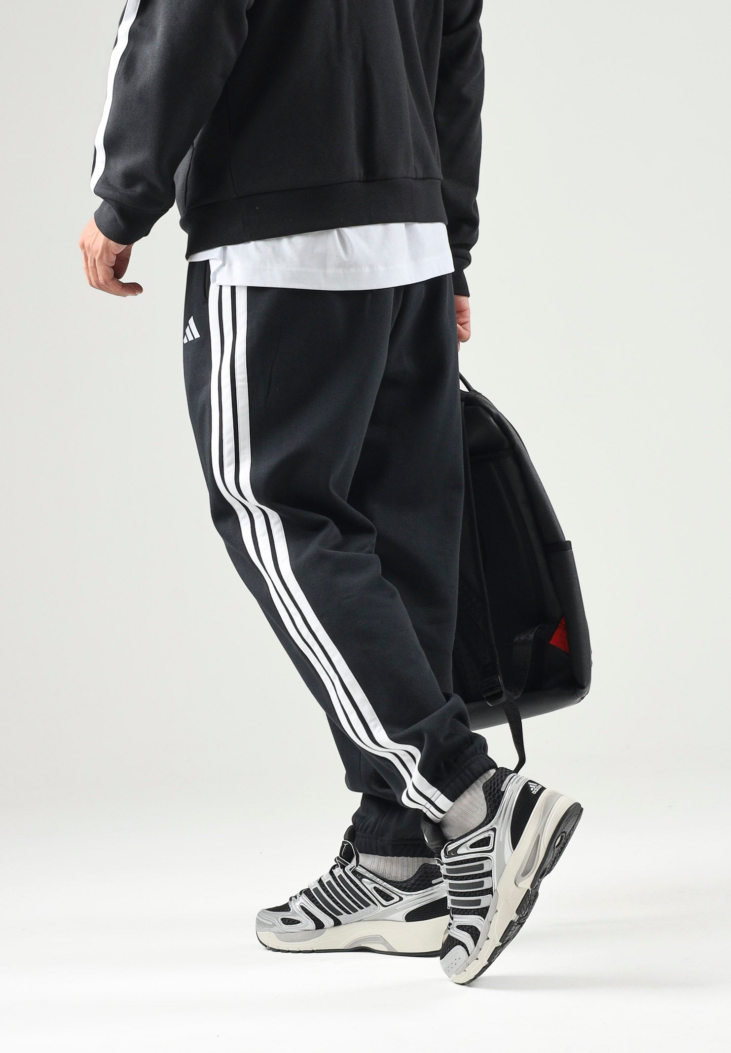 ADIDAS PERFORMANCE pantaloni sportivi Essentials 3-Stripes Fleece Tapered Cuffed Pants Black/White neri e bianchi da uomo. KY6526 . ADIDAS PERFORMANCE 