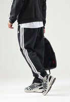 ADIDAS PERFORMANCE pantaloni sportivi Essentials 3-Stripes Fleece Tapered Cuffed Pants Black/White neri e bianchi da uomo. KY6526 . ADIDAS PERFORMANCE 
