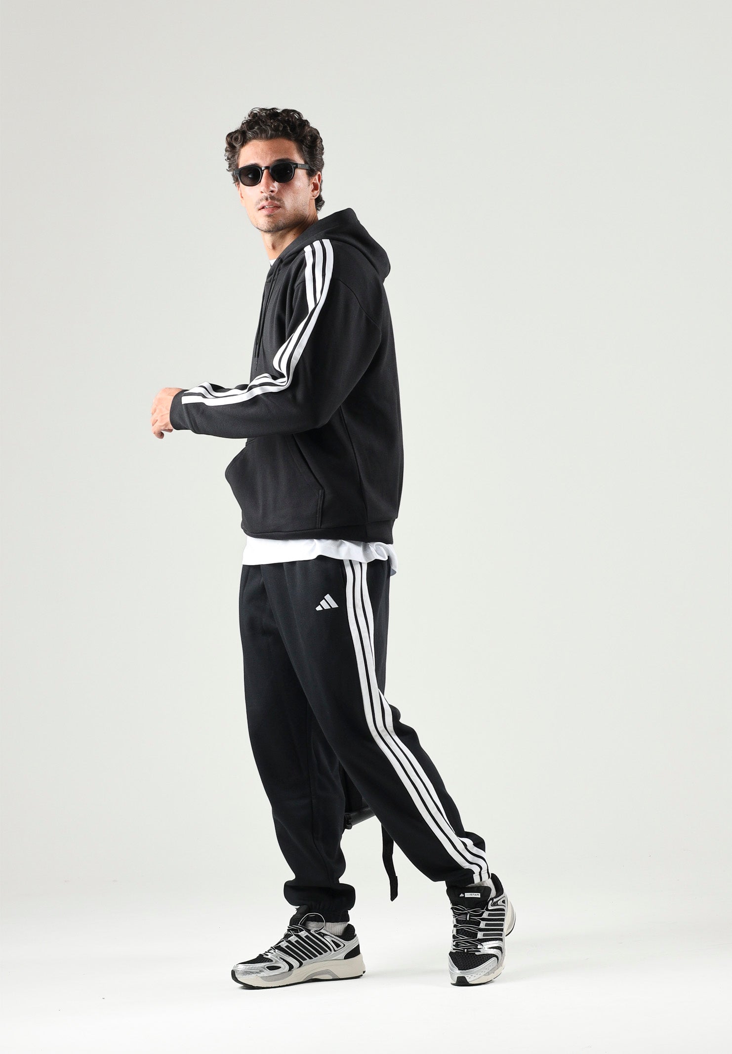 ADIDAS PERFORMANCE pantaloni sportivi Essentials 3-Stripes Fleece Tapered Cuffed Pants Black/White neri e bianchi da uomo. KY6526 . ADIDAS PERFORMANCE 