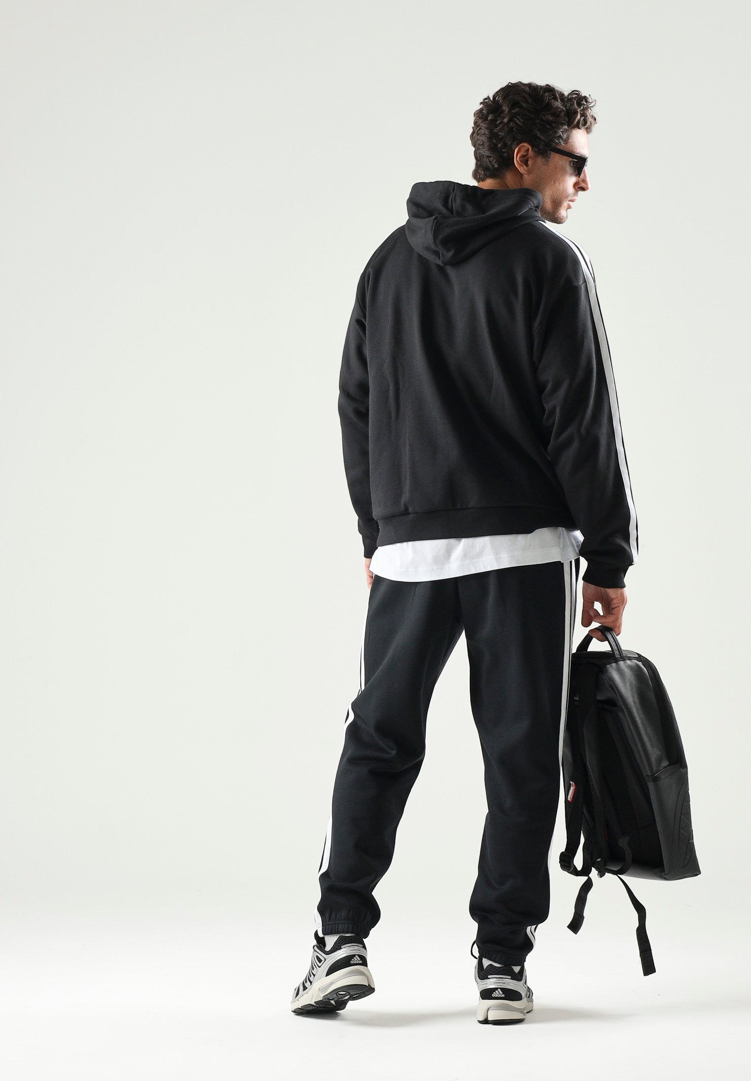 ADIDAS PERFORMANCE pantaloni sportivi Essentials 3-Stripes Fleece Tapered Cuffed Pants Black/White neri e bianchi da uomo. KY6526 . ADIDAS PERFORMANCE 