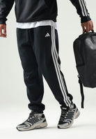 ADIDAS PERFORMANCE pantaloni sportivi Essentials 3-Stripes Fleece Tapered Cuffed Pants Black/White neri e bianchi da uomo. KY6526 . ADIDAS PERFORMANCE 