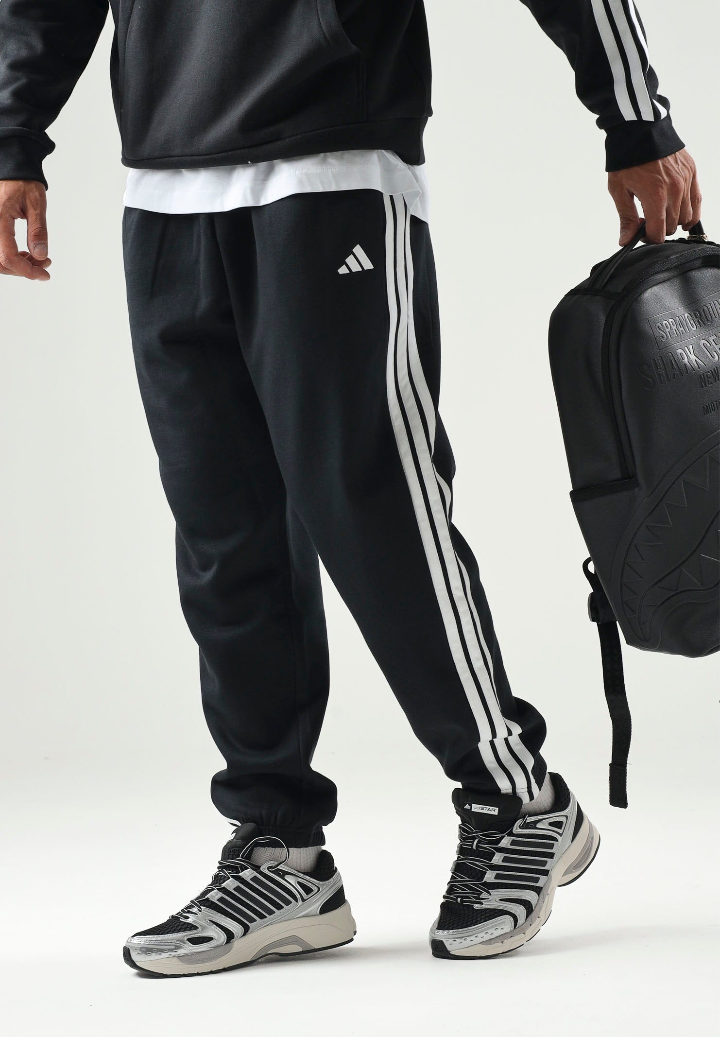 ADIDAS PERFORMANCE pantaloni sportivi Essentials 3-Stripes Fleece Tapered Cuffed Pants Black/White neri e bianchi da uomo. KY6526 . ADIDAS PERFORMANCE 