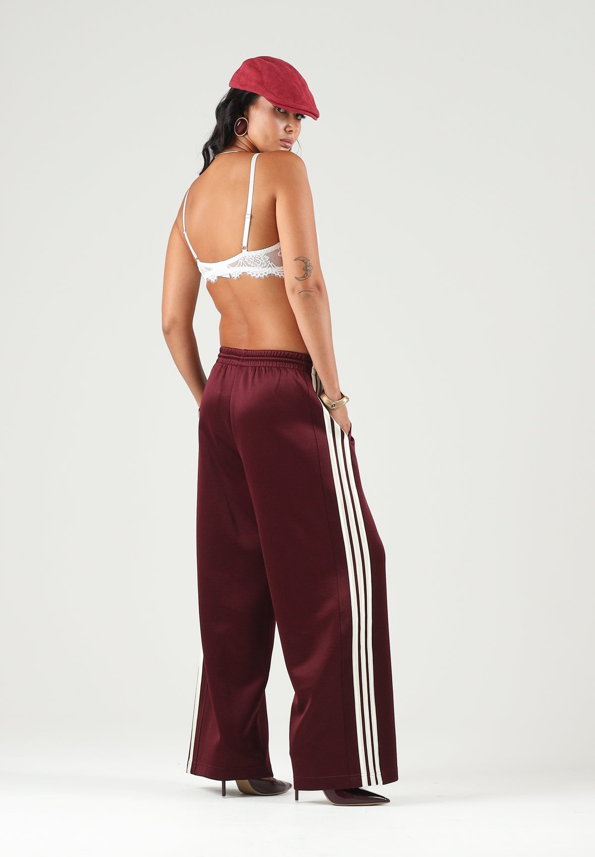 ADIDAS PERFORMANCE Pantaloni 3-STRIPES WIDE LEG TRACK PANTS Maroon/Ivory bordeaux e avorio donna. KY8168 . ADIDAS PERFORMANCE 