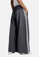 ADIDAS ORIGINALS Pantaloni ADILENIUM SEASON 6 FAUX SUEDE TRACK PANT Black neri da donna, effetto camoscio, bande laterali e tasche con zip.<BR/> LH1928 . ADIDAS PERFORMANCE 